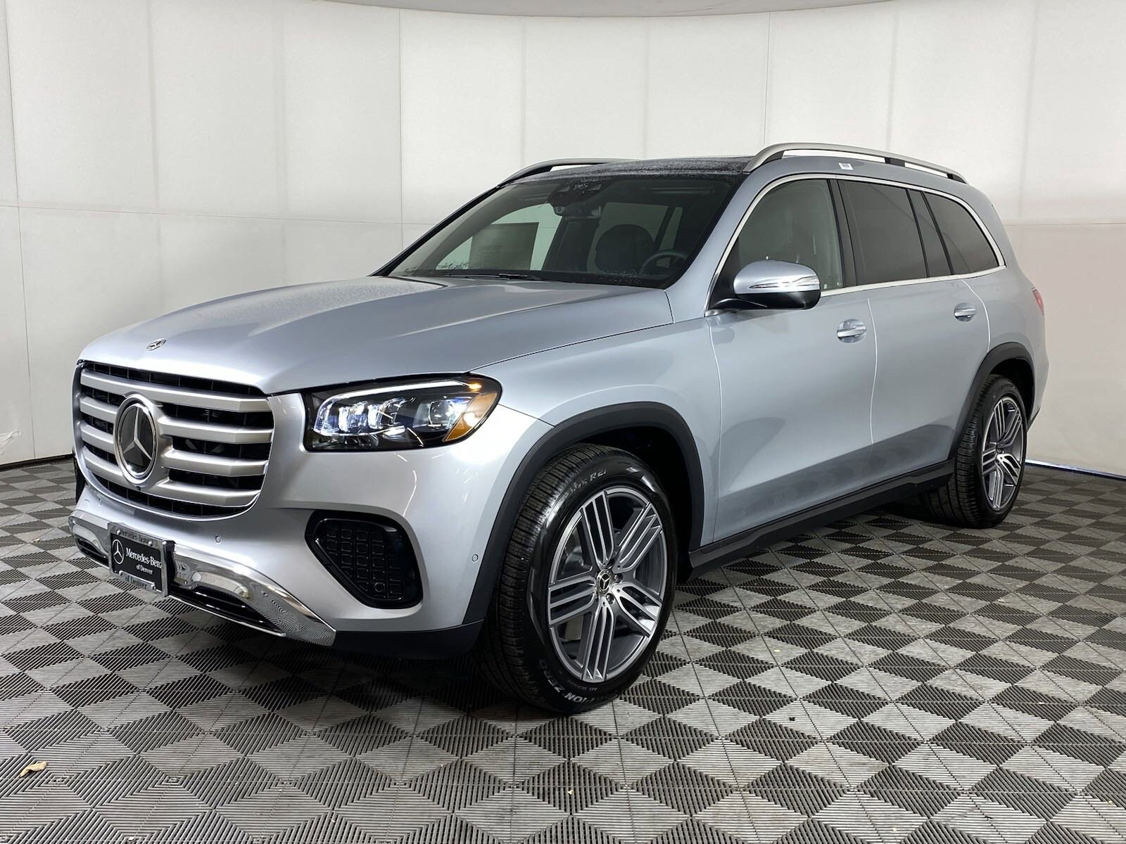 2025 Mercedes Benz GLS 450 4MATIC photo 3