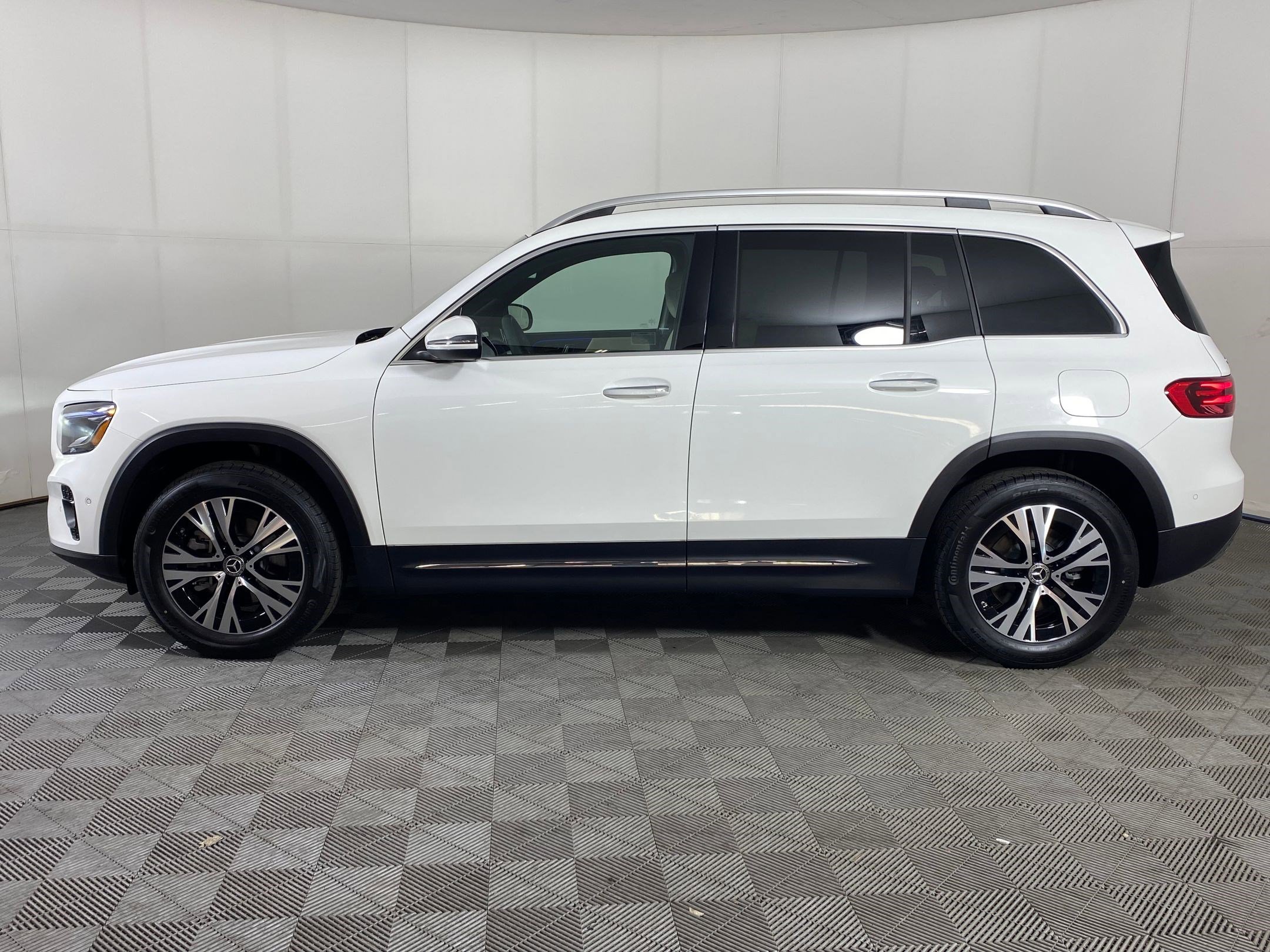 2025 Mercedes Benz GLB 250 4MATIC photo 2