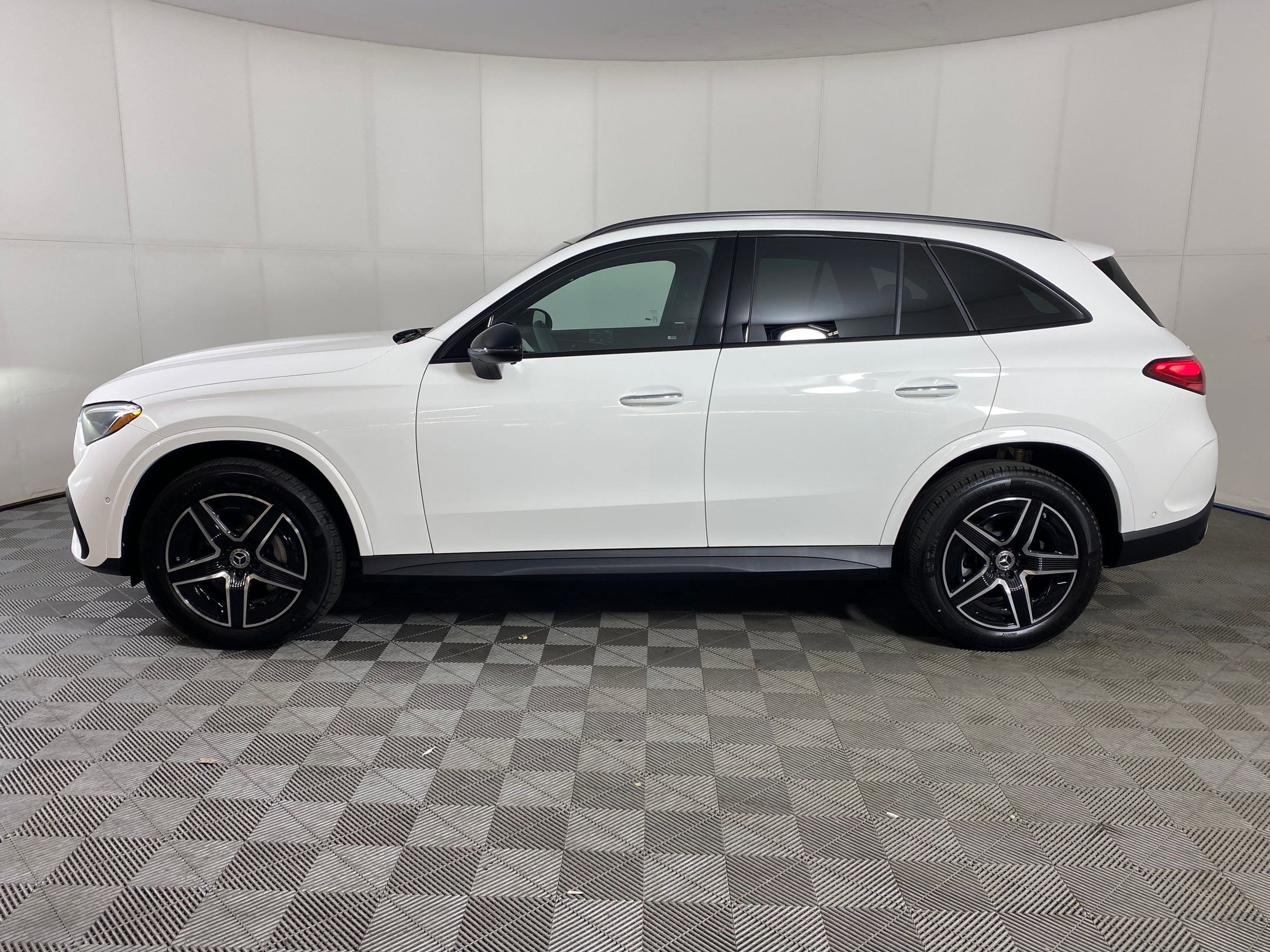 2026 Mercedes Benz GLC 300 4MATIC photo 2