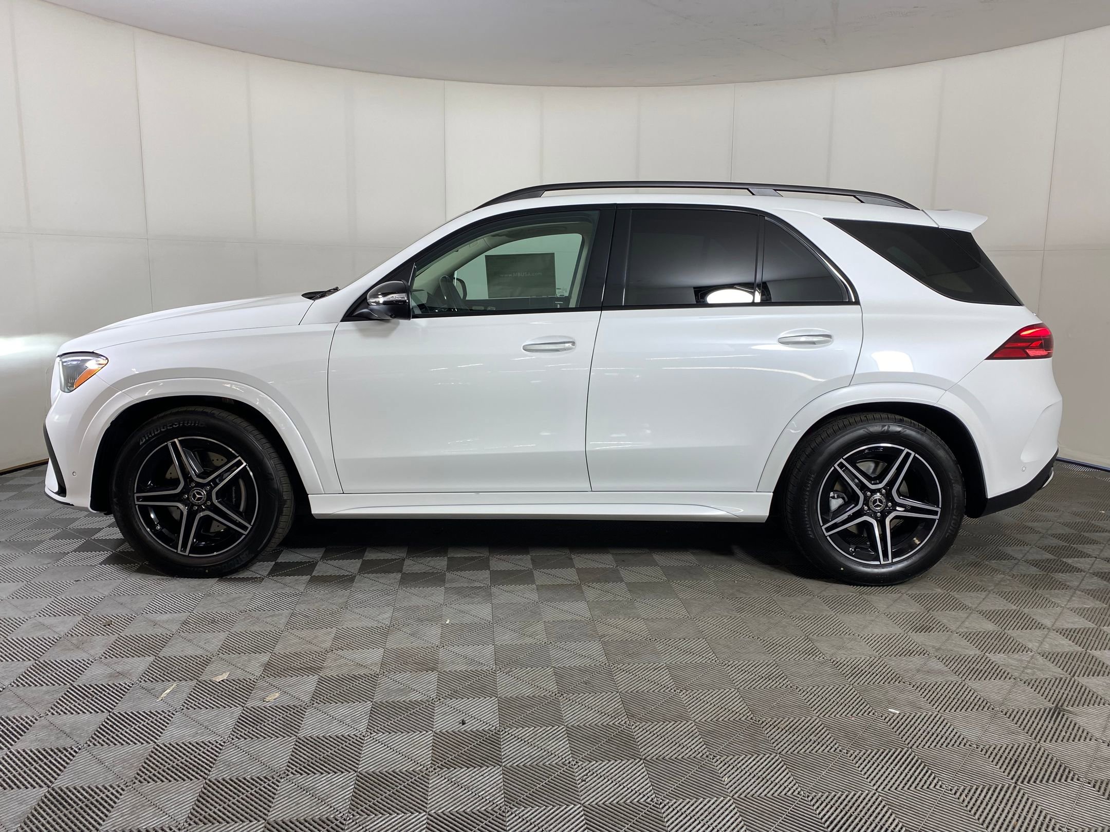 2025 Mercedes Benz GLE 350 4MATIC photo 2