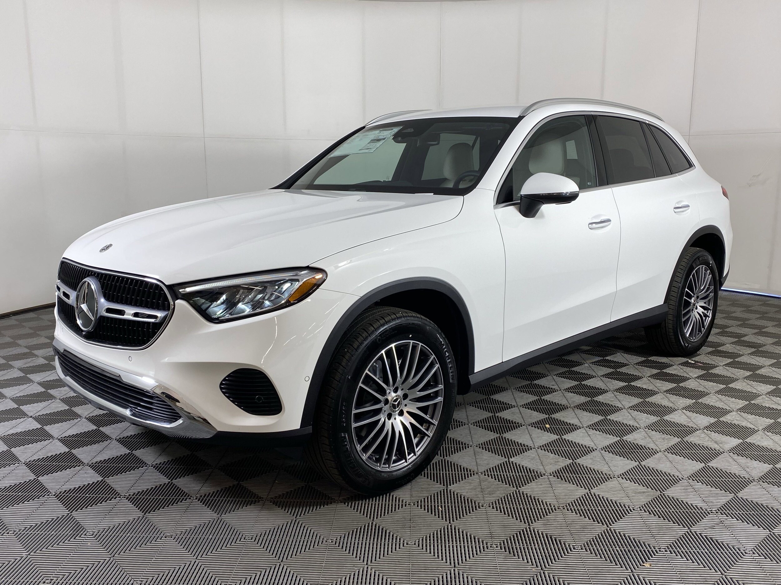 2025 Mercedes Benz GLC 300 4MATIC photo 3