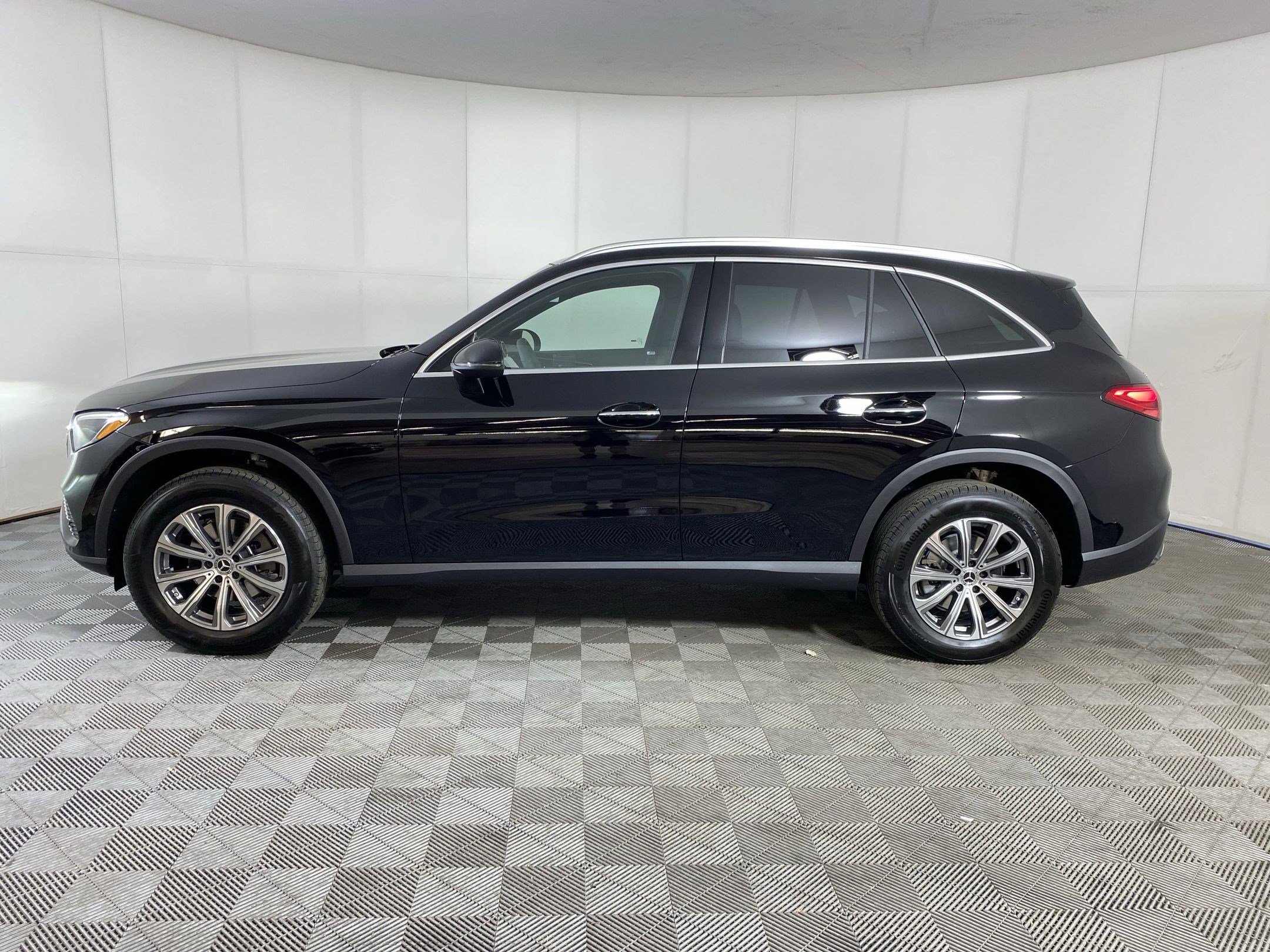 2025 Mercedes Benz GLC 300 4MATIC photo 2