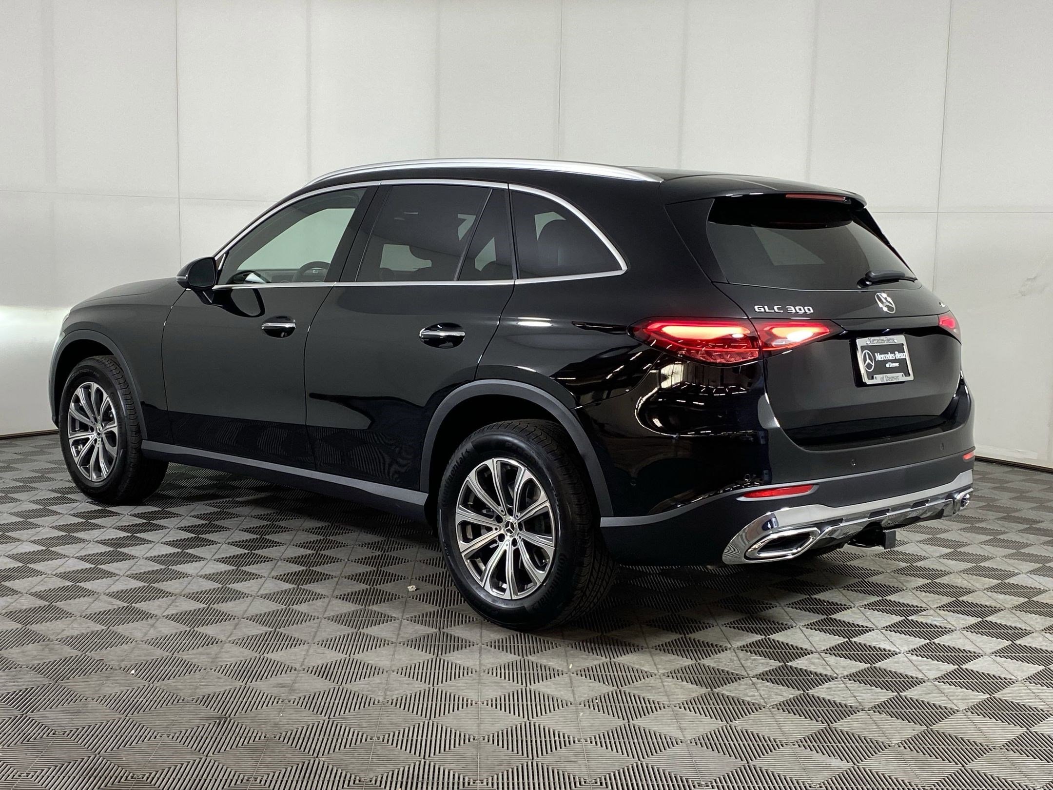 2025 Mercedes Benz GLC 300 4MATIC photo 3