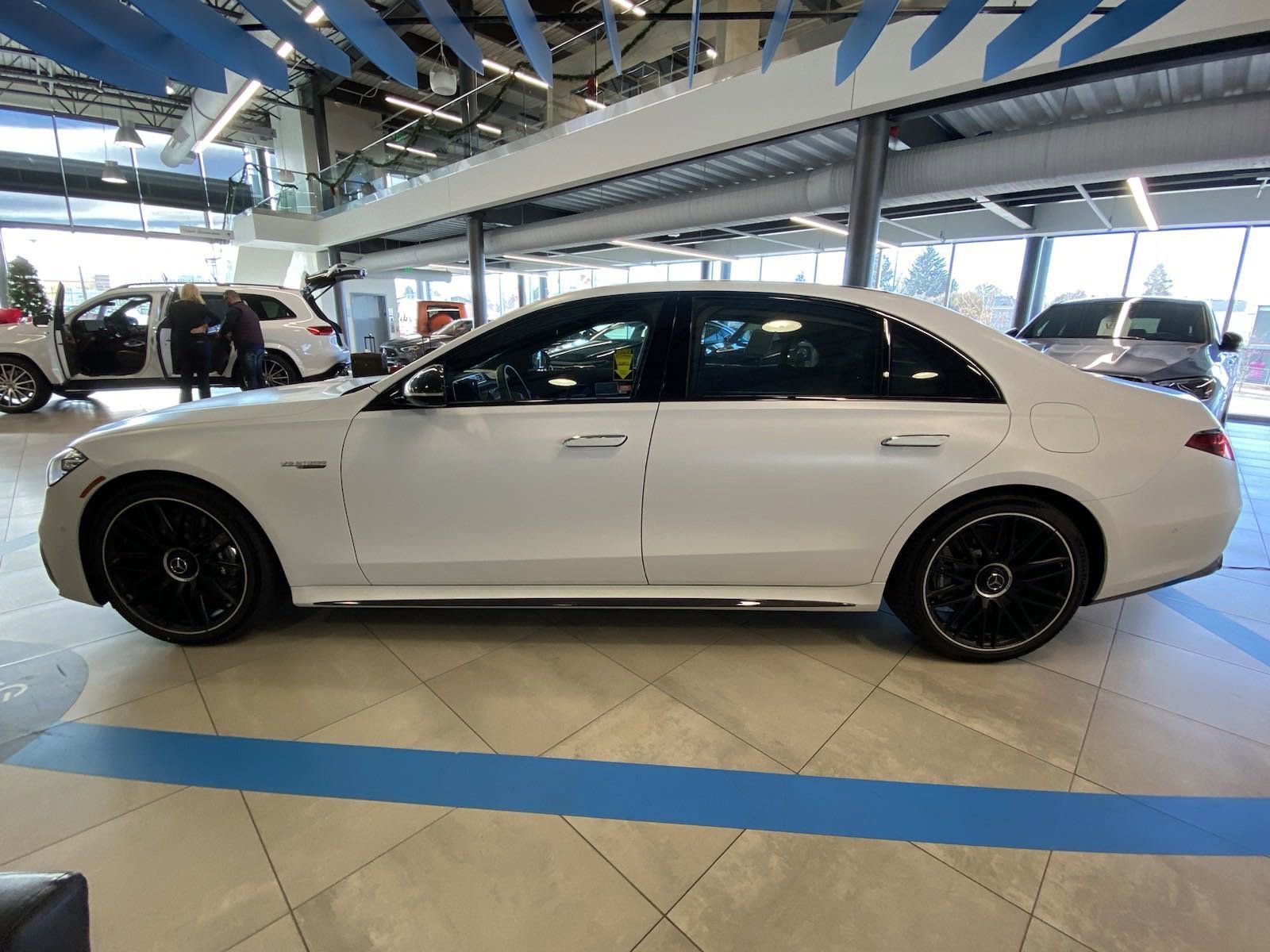2024 Mercedes Benz S AMG 63 e photo 2