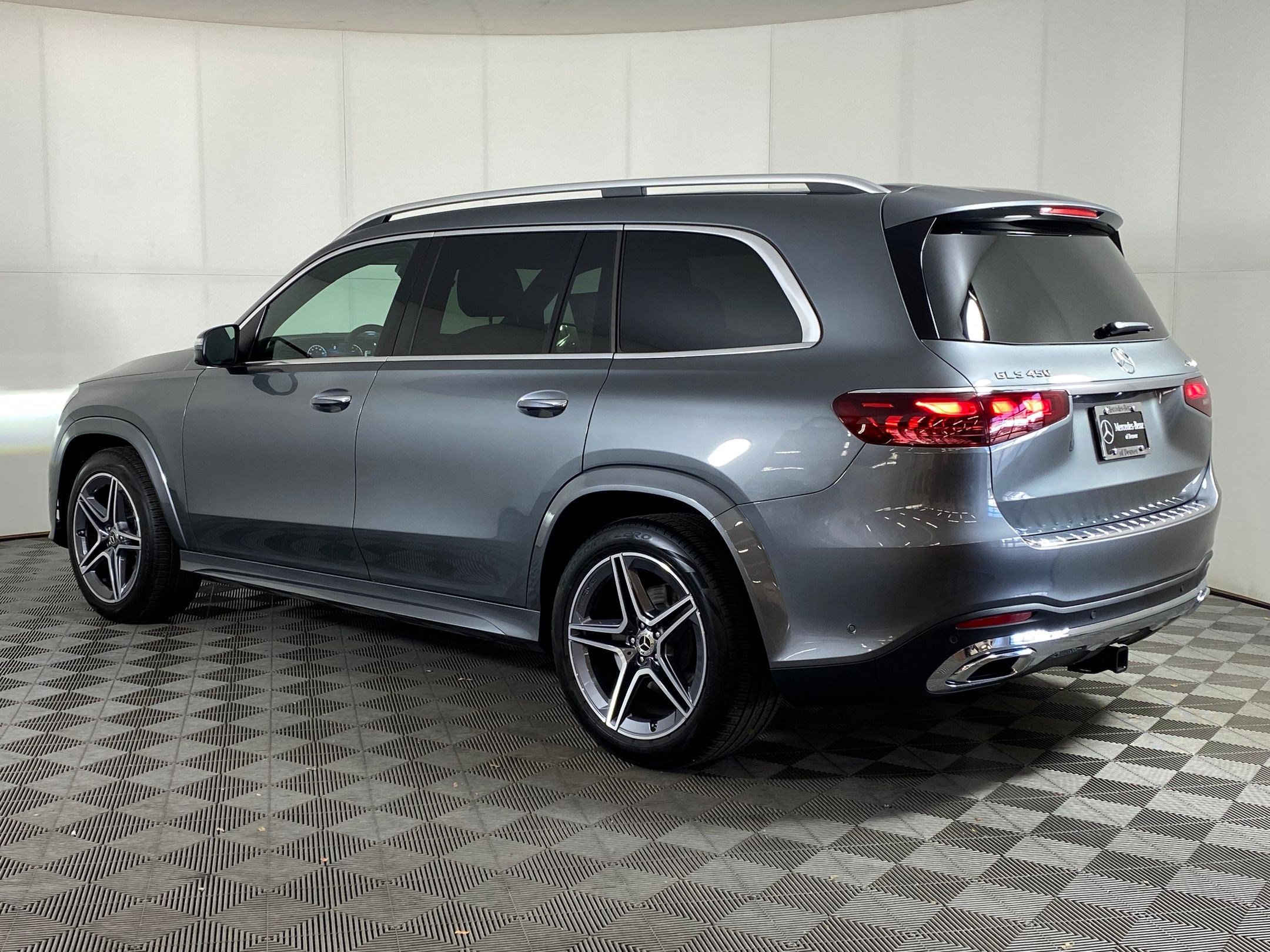 2025 Mercedes Benz GLS 450 4MATIC photo 3