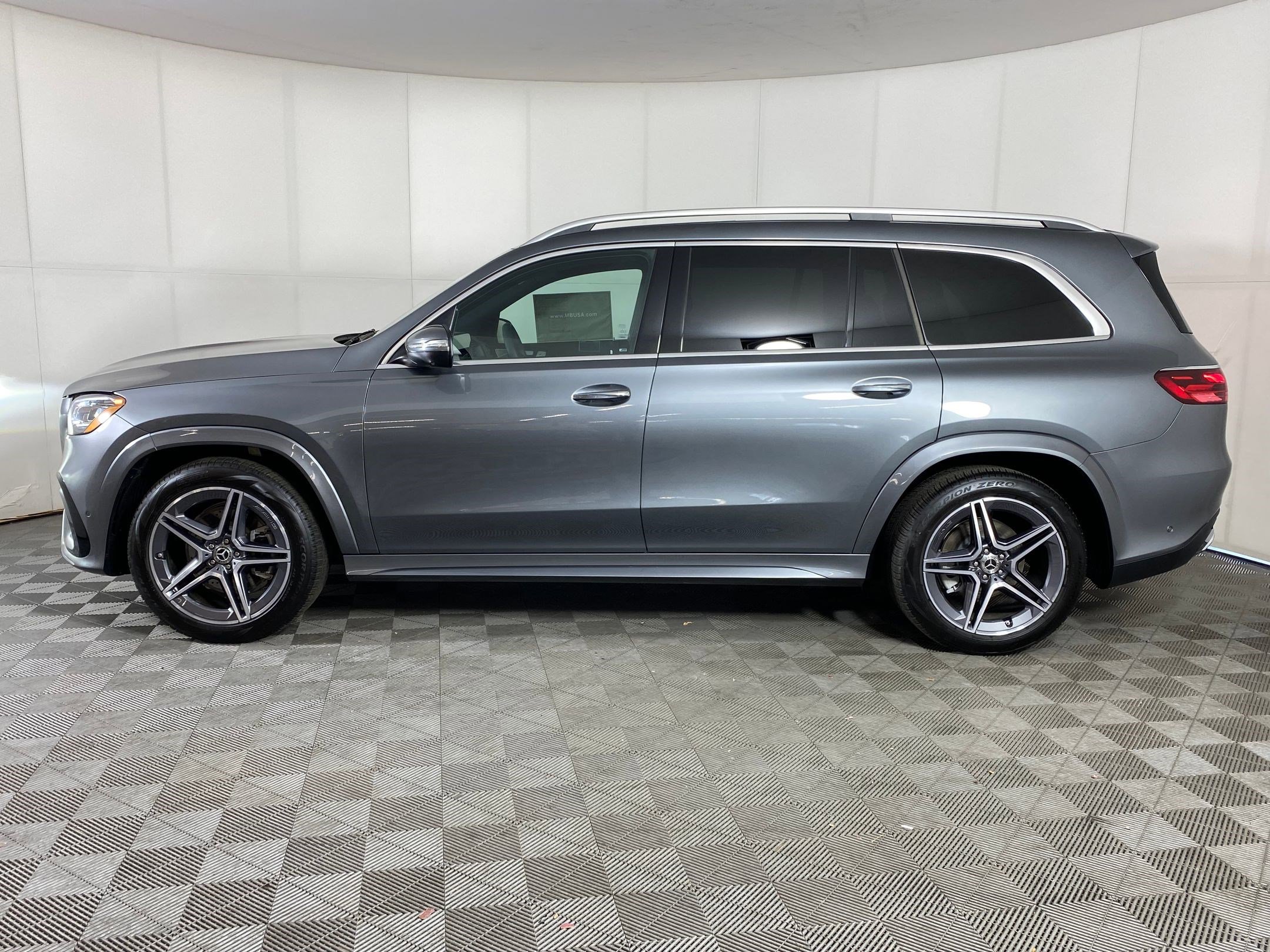 2025 Mercedes Benz GLS 450 4MATIC photo 2