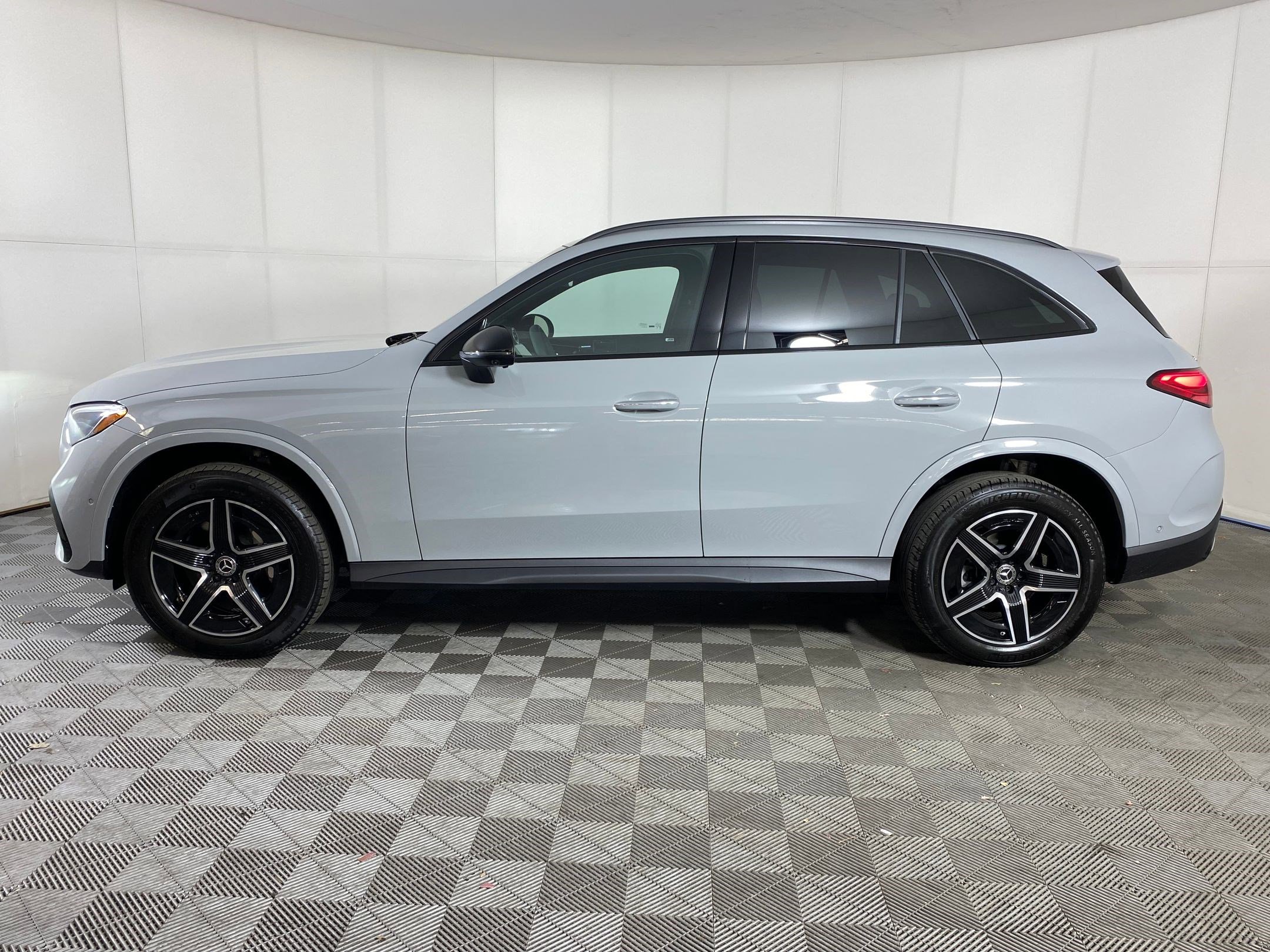 2026 Mercedes Benz GLC 300 4MATIC photo 2