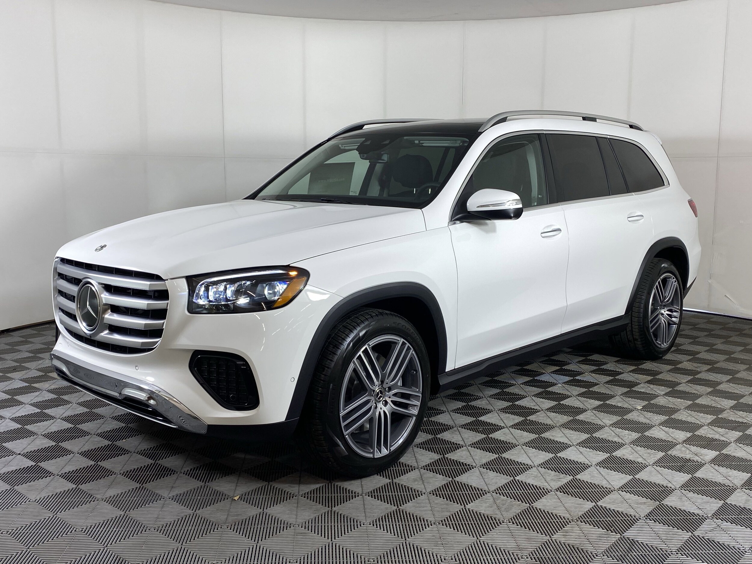 2025 Mercedes Benz GLS 450 4MATIC photo 3