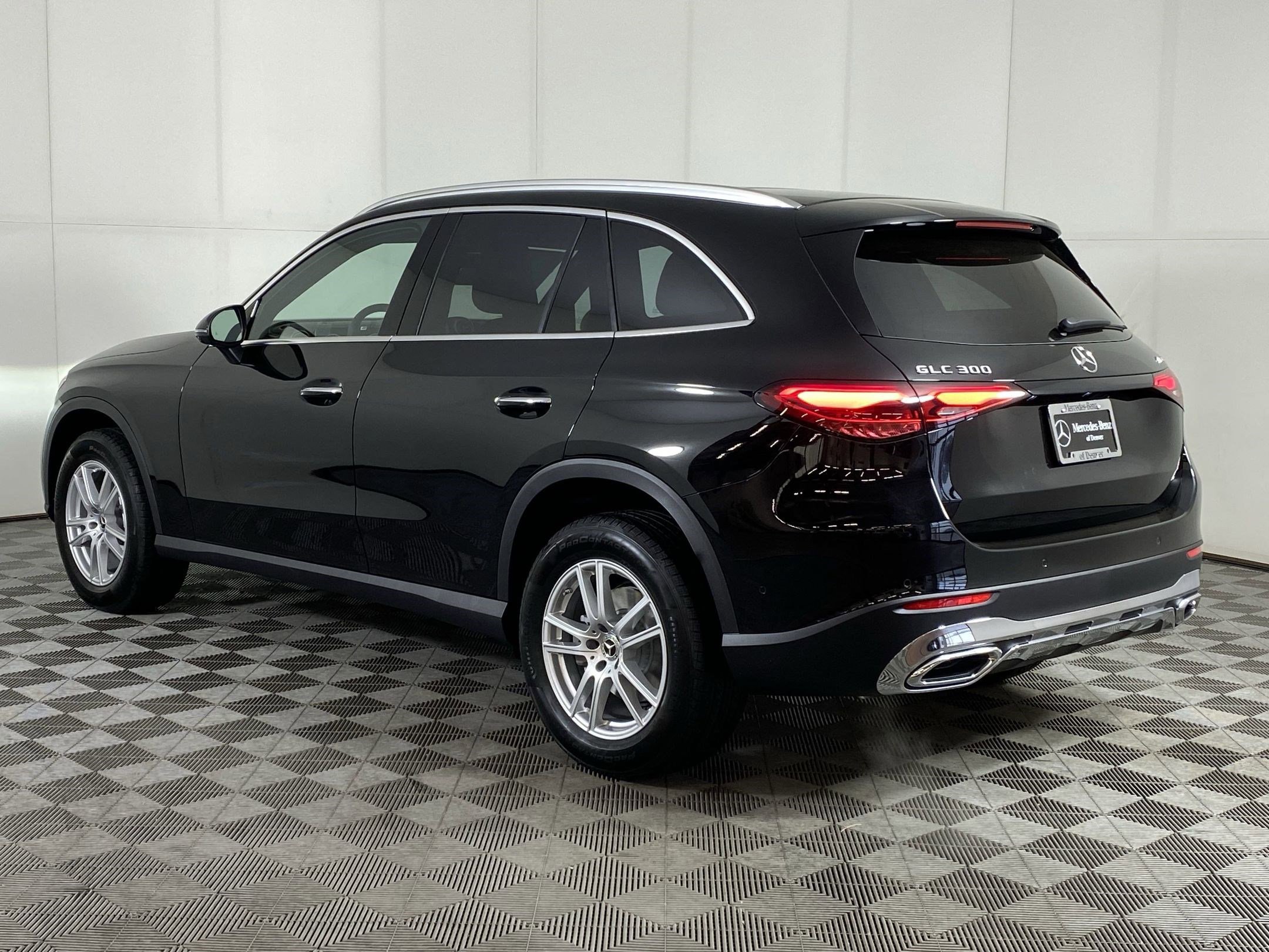 2025 Mercedes Benz GLC 300 4MATIC photo 3