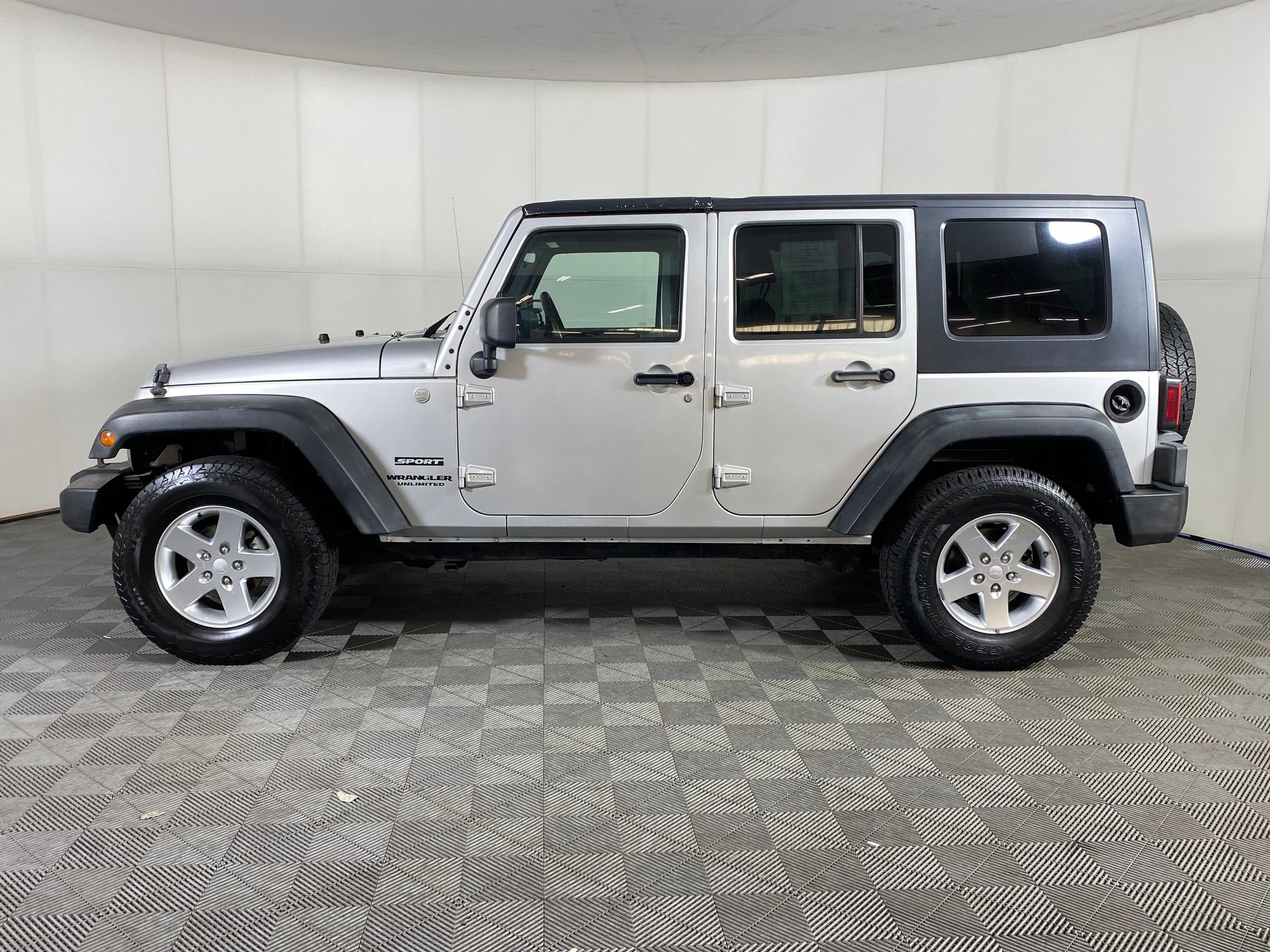 2010 Jeep Wrangler Unlimited Sport photo 2