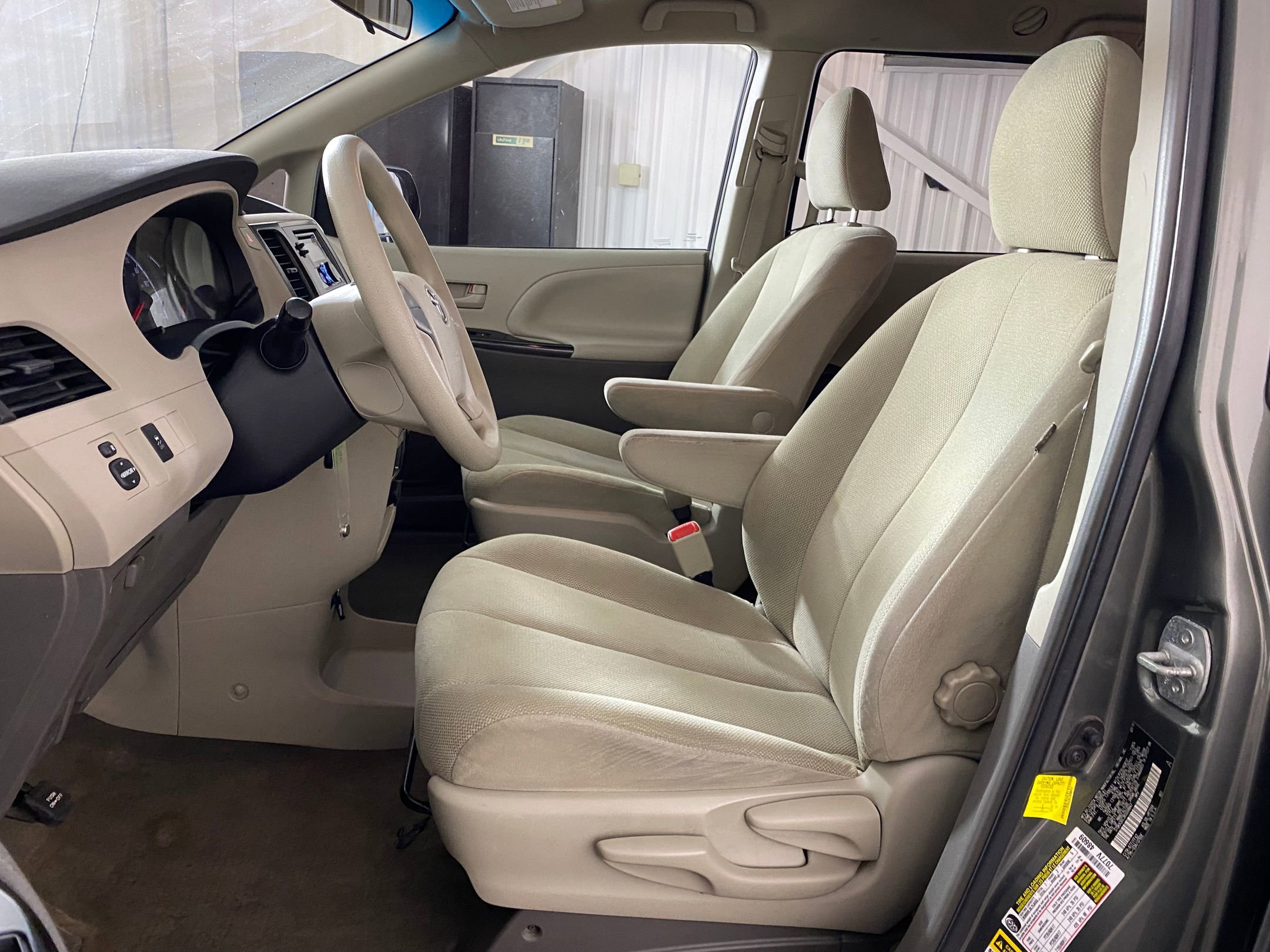 2011 Toyota Sienna photo 4