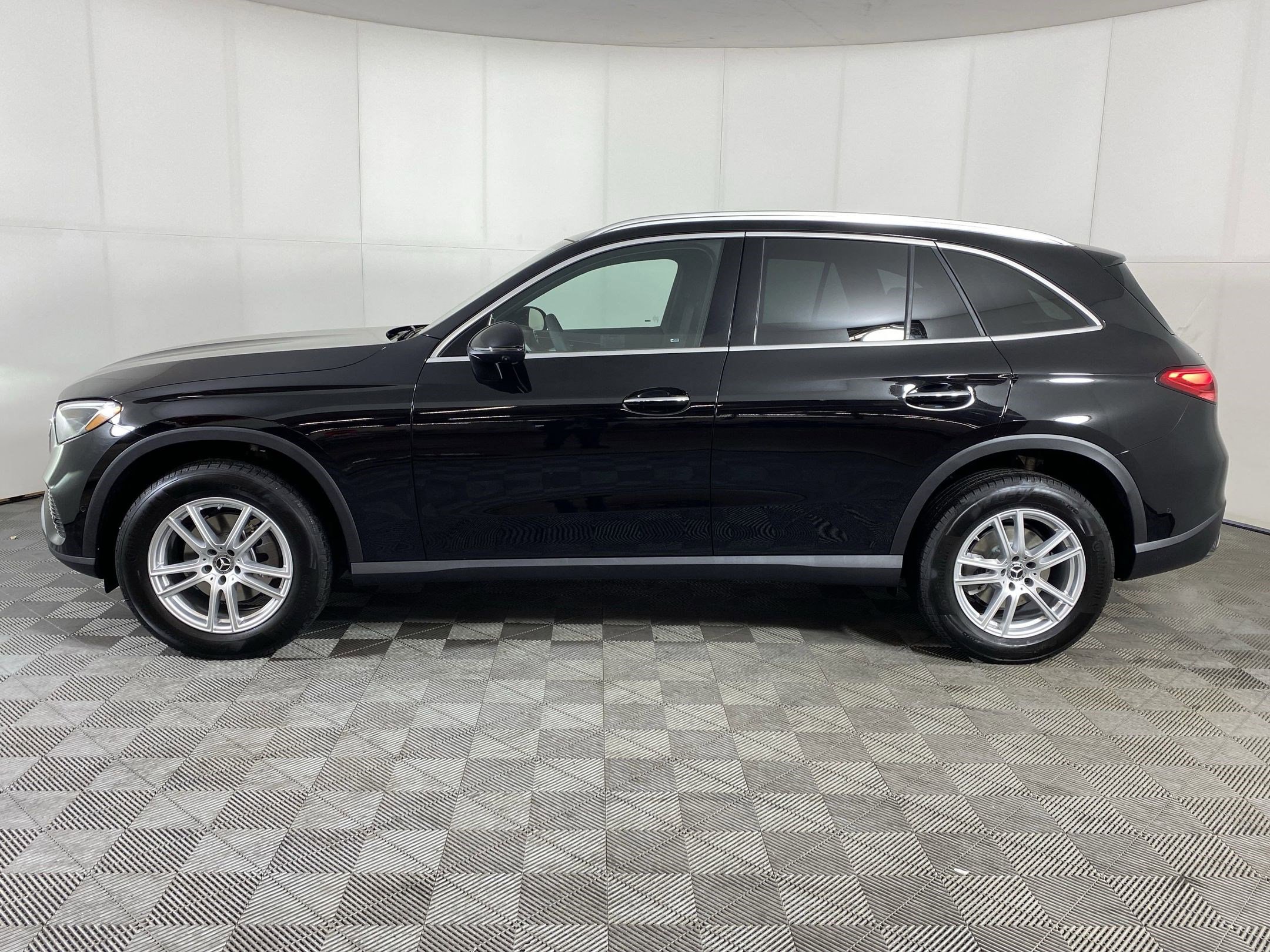 2025 Mercedes Benz GLC 300 4MATIC photo 2