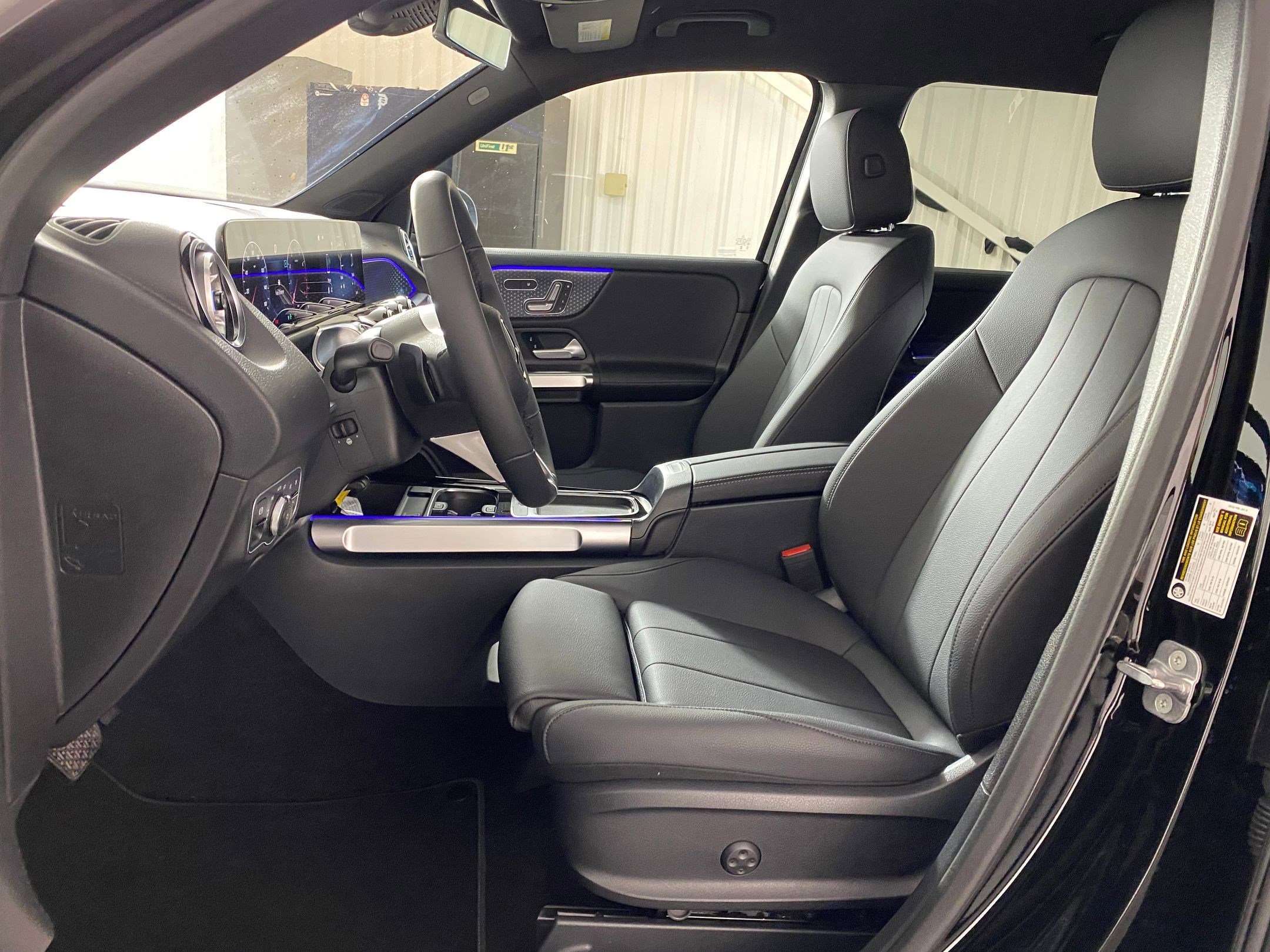 2025 Mercedes Benz GLB 250 4MATIC photo 4