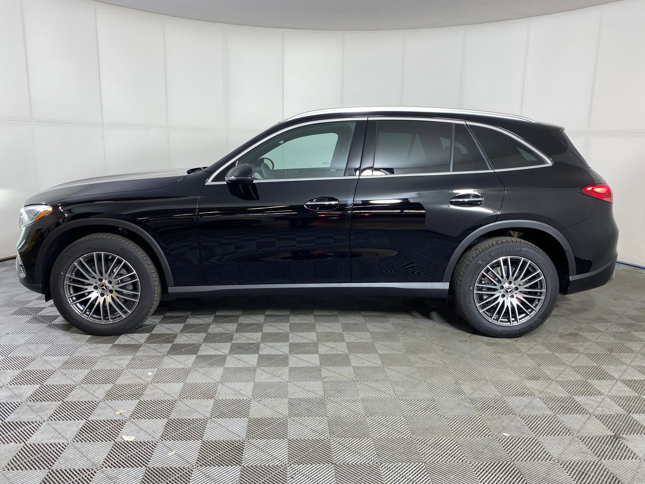 2026 Mercedes Benz GLC 300 4MATIC photo 2
