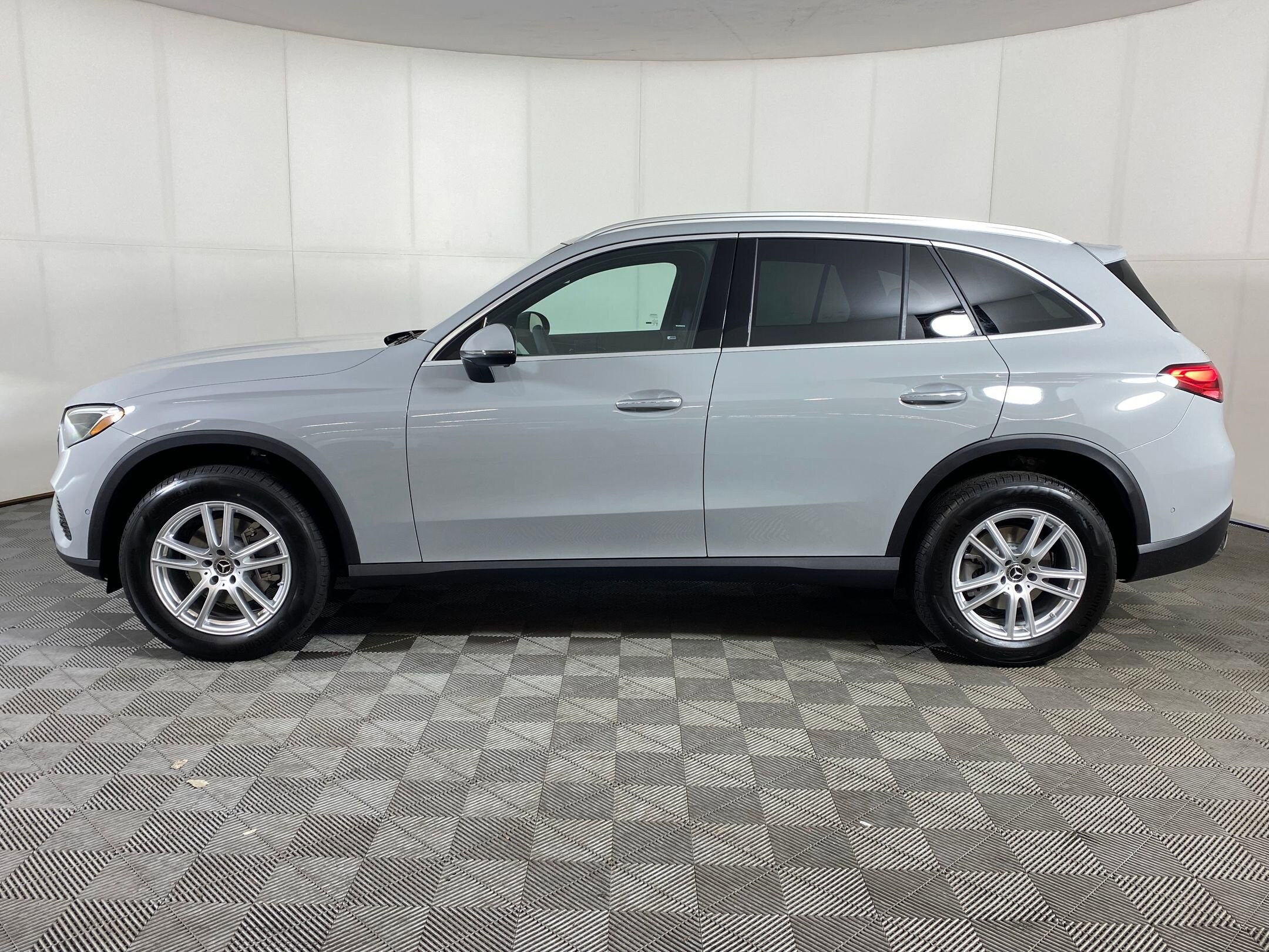 2026 Mercedes Benz GLC 300 4MATIC photo 2
