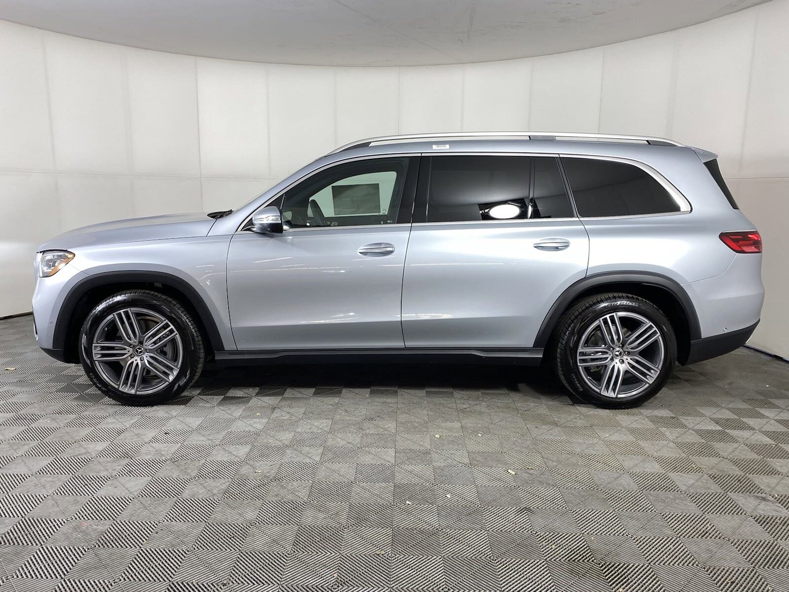 2025 Mercedes Benz GLS 450 4MATIC photo 4