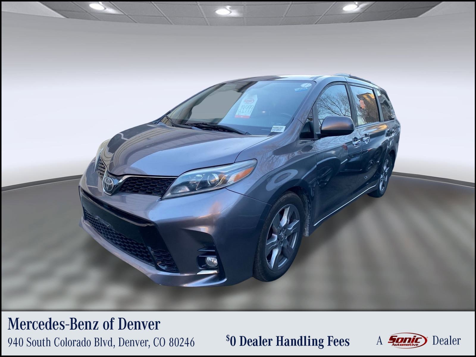 2019 Toyota Sienna SE's photo