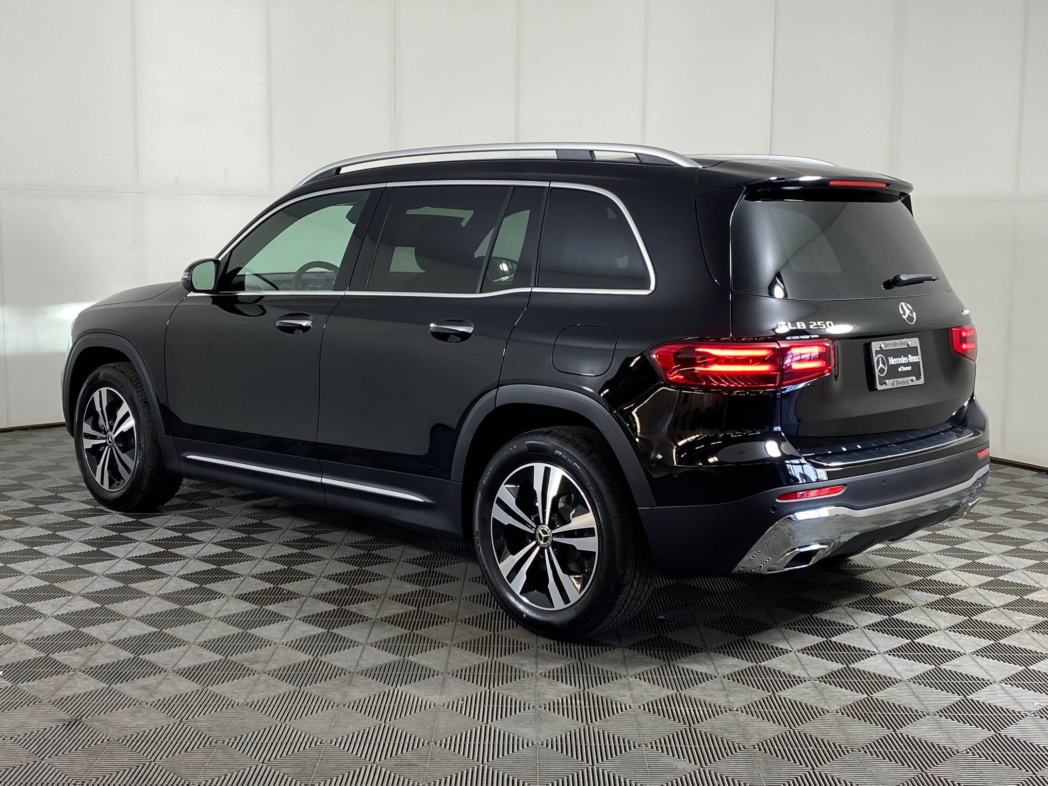 2025 Mercedes Benz GLB 250 4MATIC photo 2