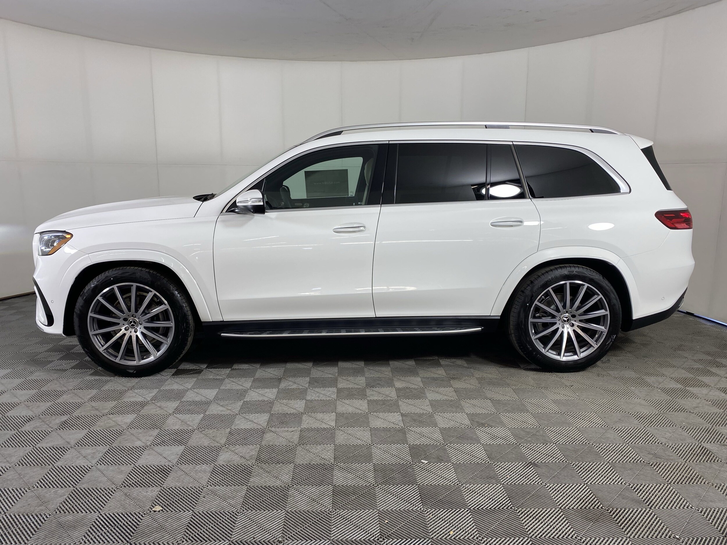2025 Mercedes Benz GLS 580 4MATIC photo 4