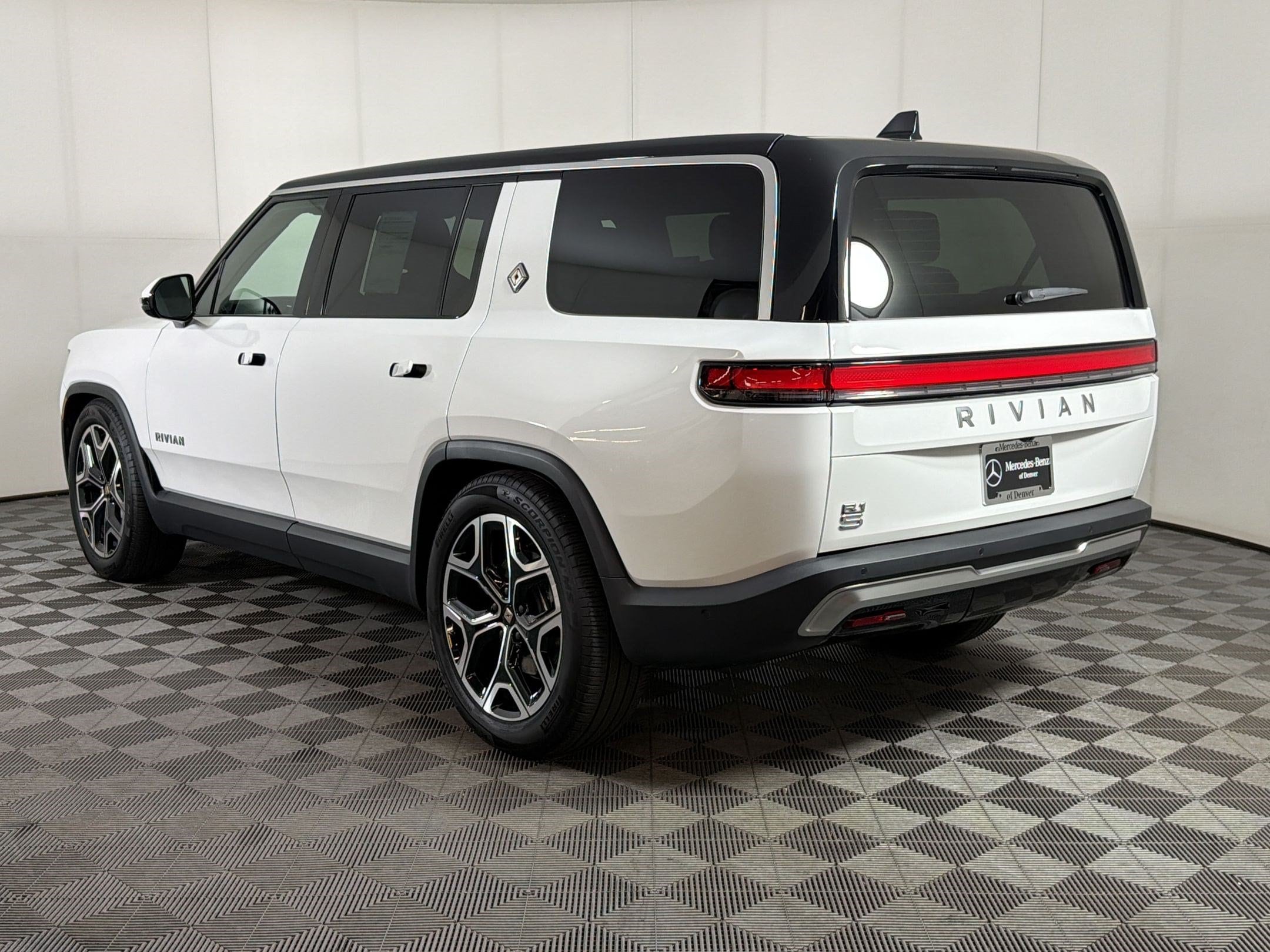 R1S Sport Utility