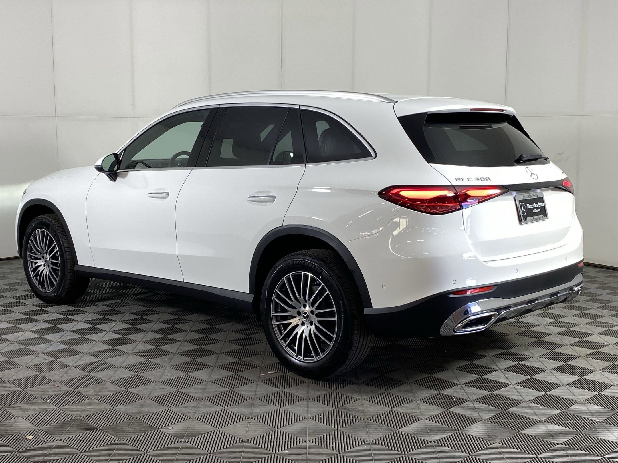 2025 Mercedes Benz GLC 300 4MATIC photo 3
