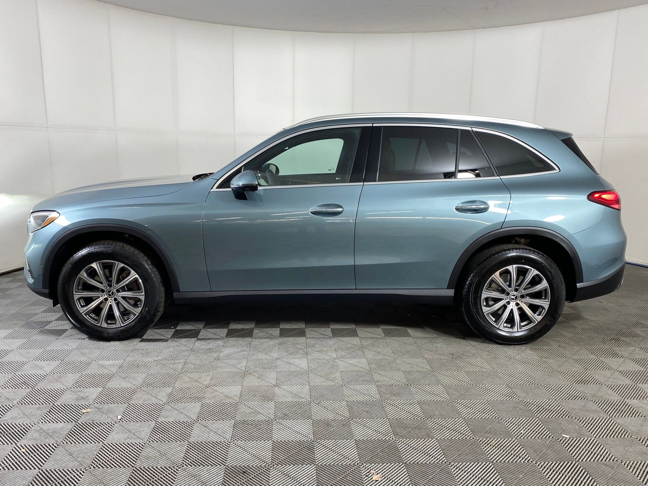 2026 Mercedes Benz GLC 300 4MATIC photo 2