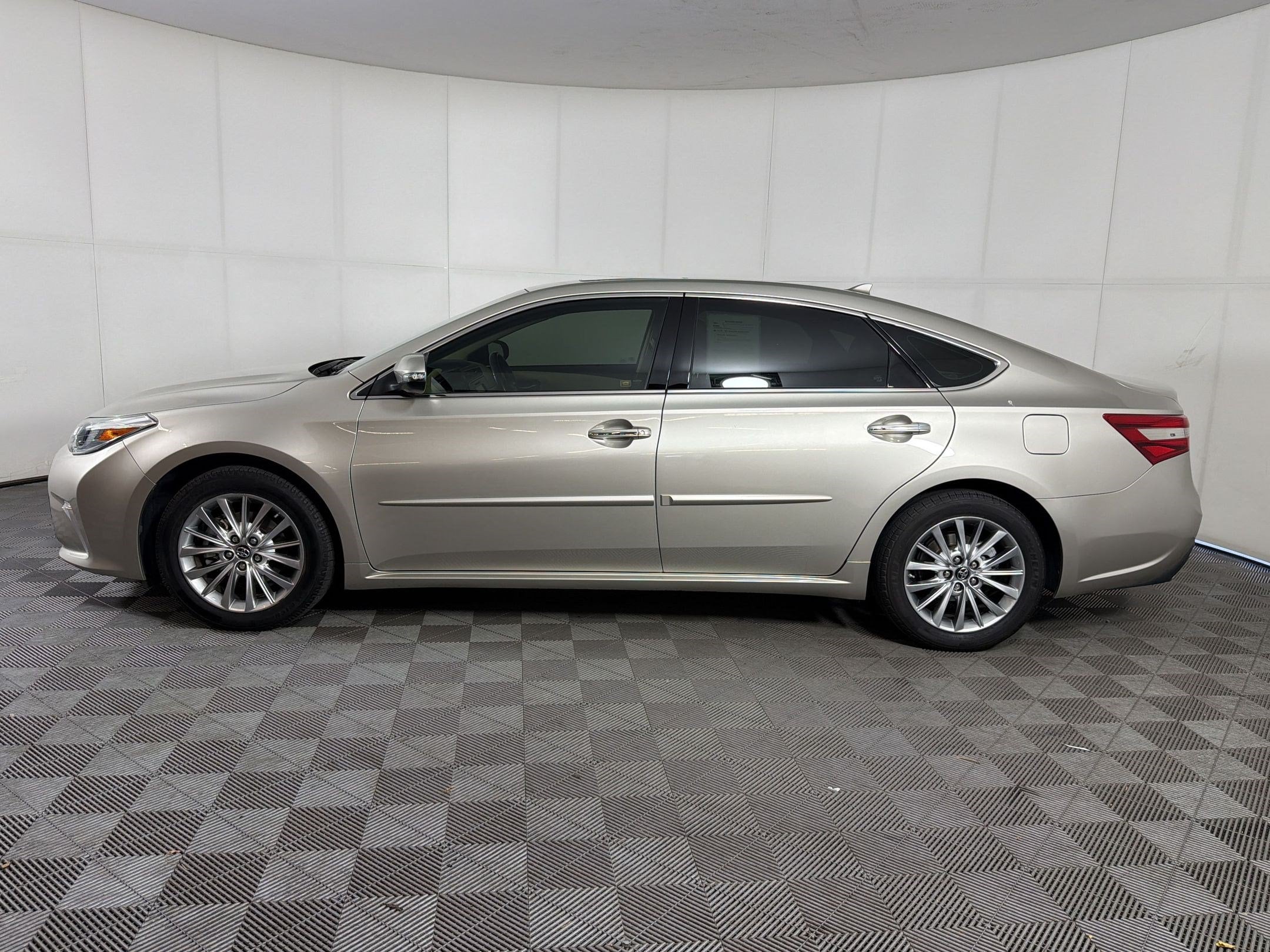 Avalon Limited 4dr Car