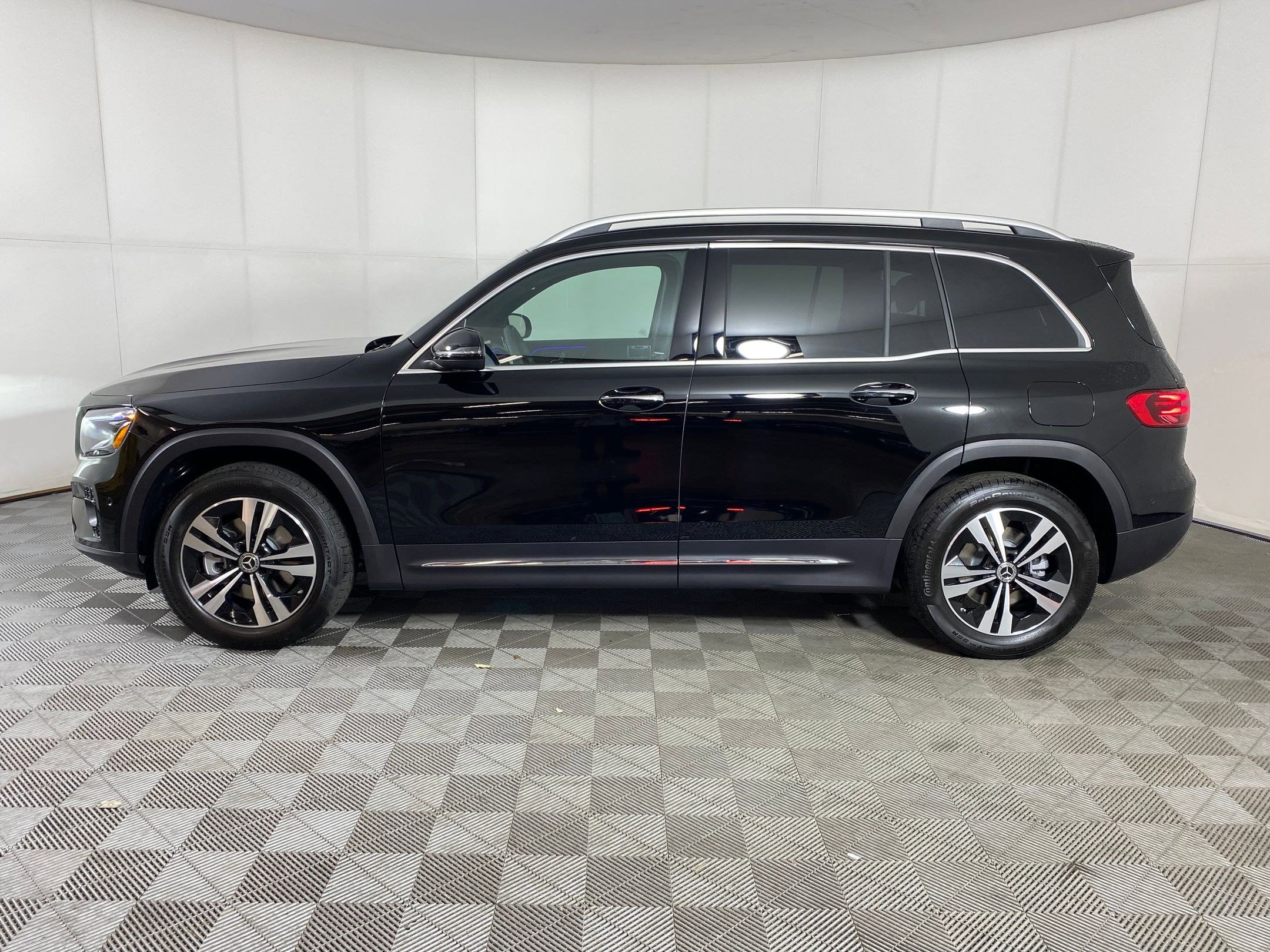 2025 Mercedes-Benz GLB Base - Photo 2