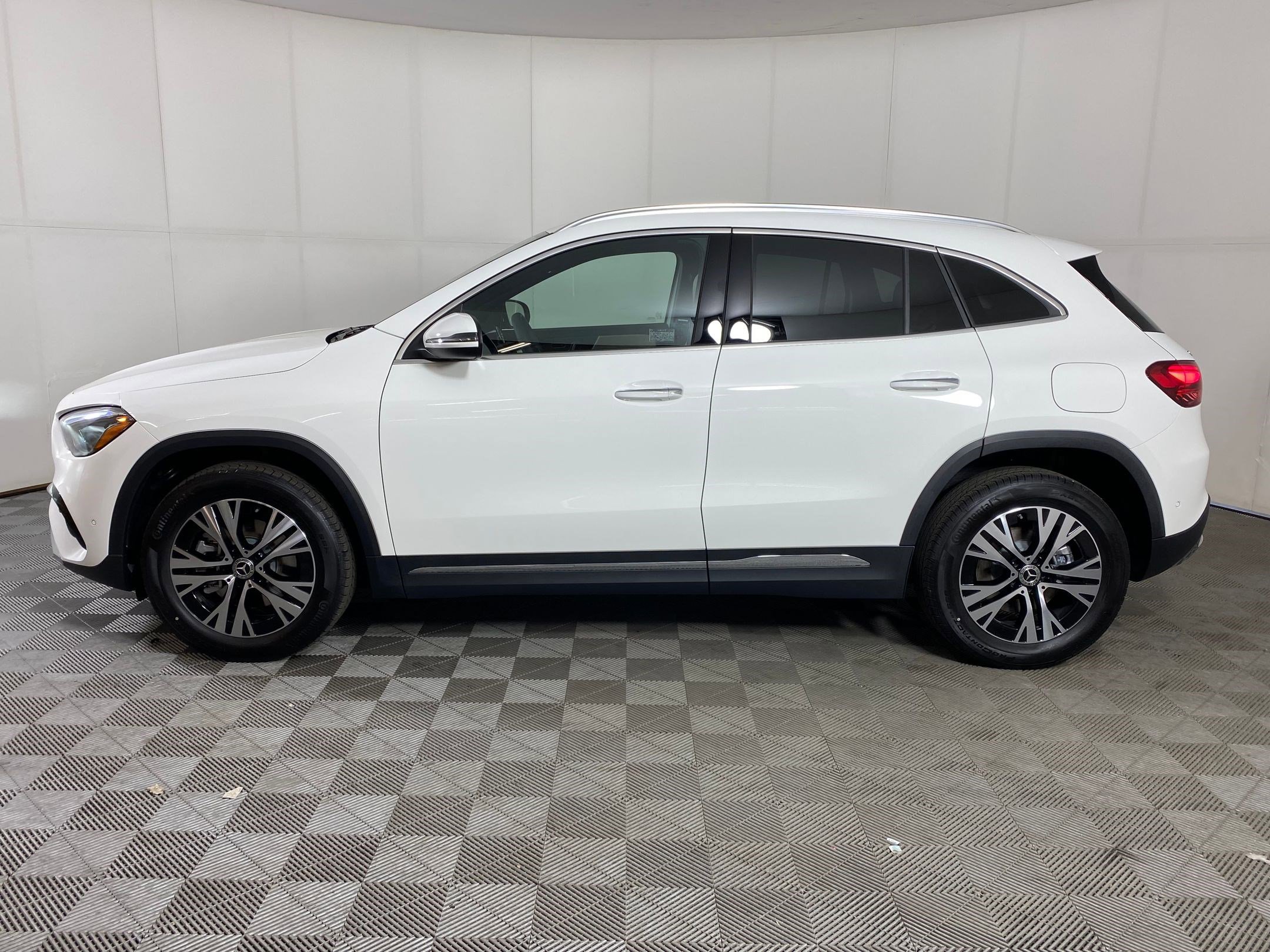 2025 Mercedes Benz GLA 250 4MATIC photo 2