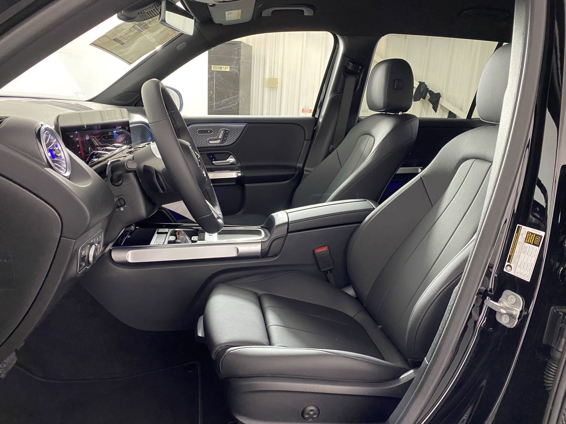 2025 Mercedes Benz GLB 250 4MATIC photo 4