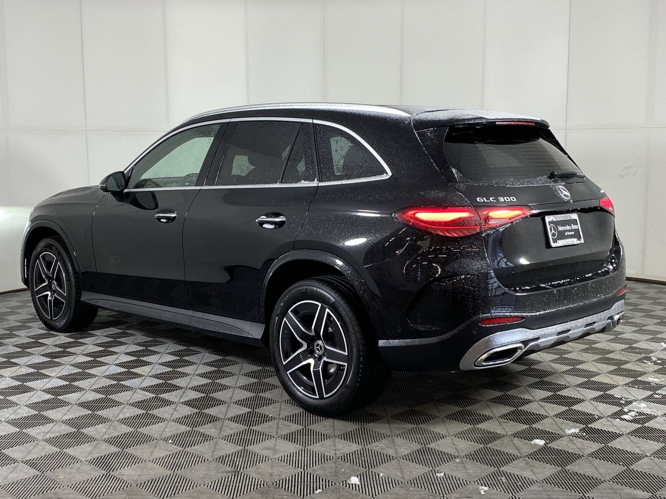 2025 Mercedes Benz GLC 300 4MATIC photo 3