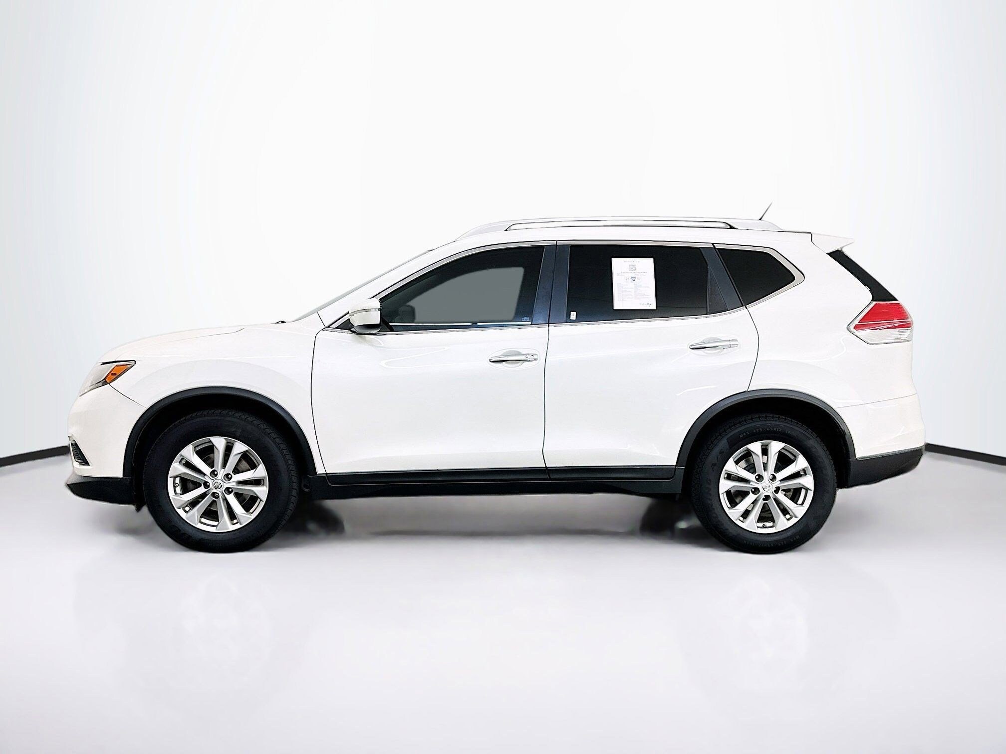 2015 Nissan Rogue SV photo 2