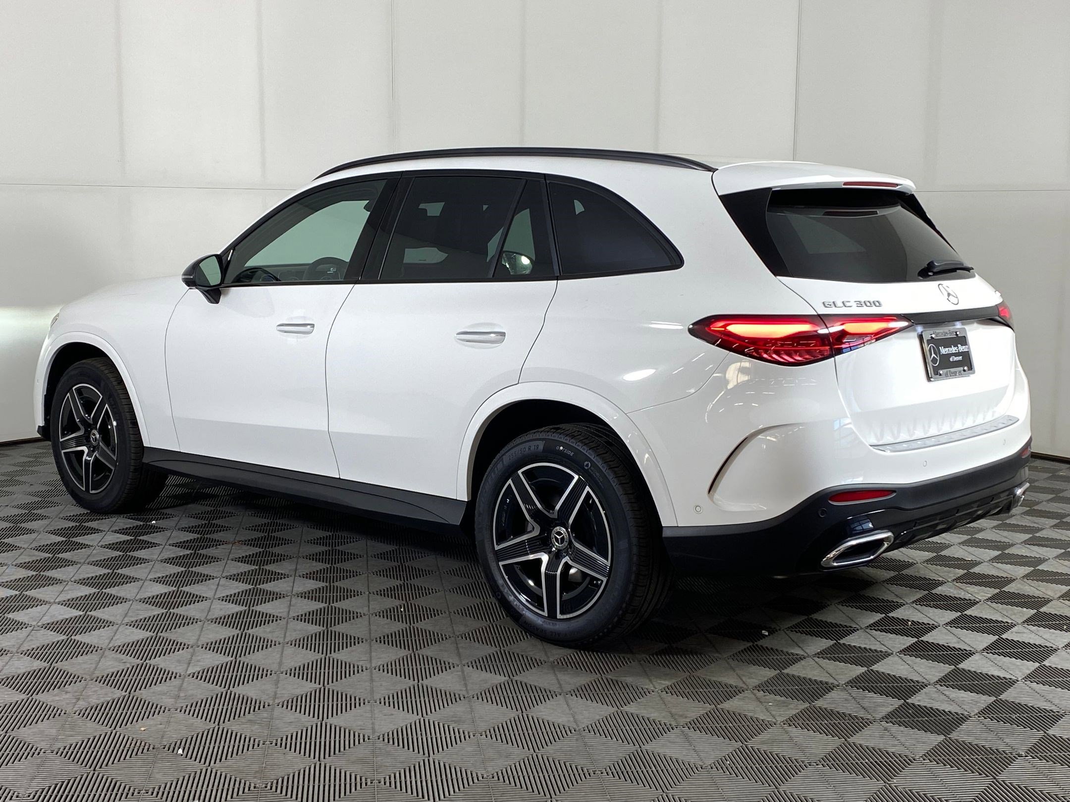 2026 Mercedes Benz GLC 300 4MATIC photo 3