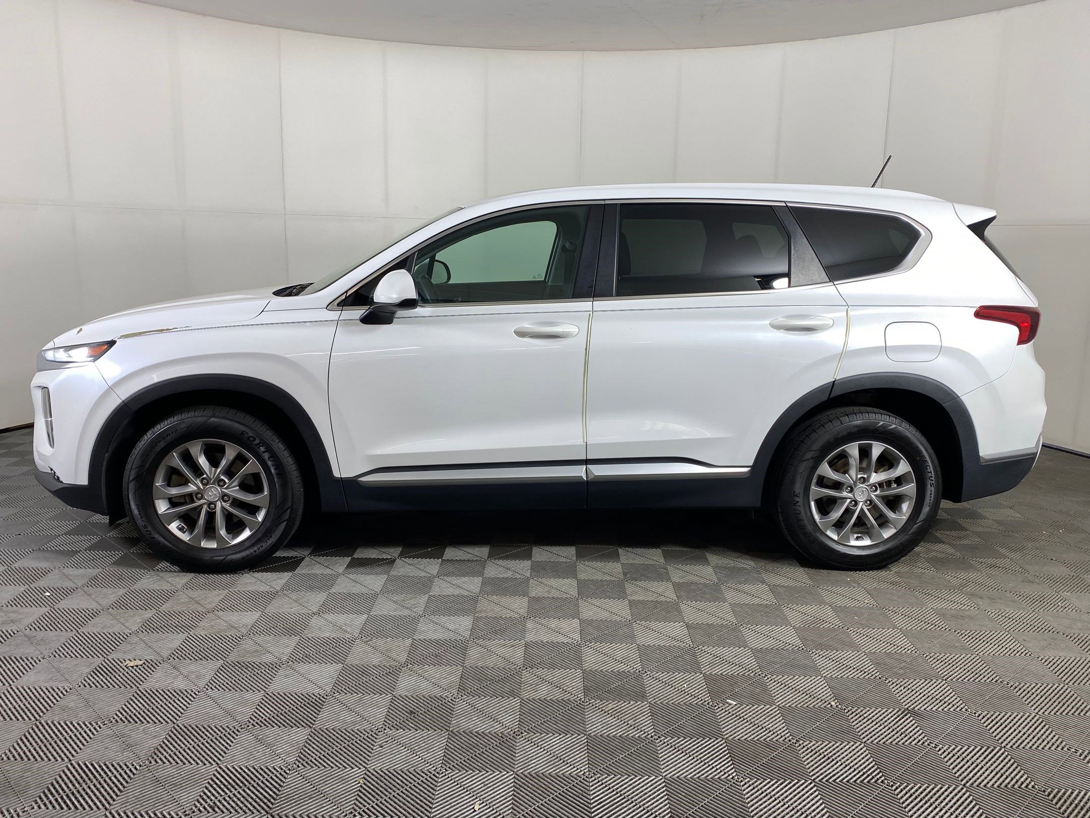 2019 Hyundai Santa Fe SE photo 2