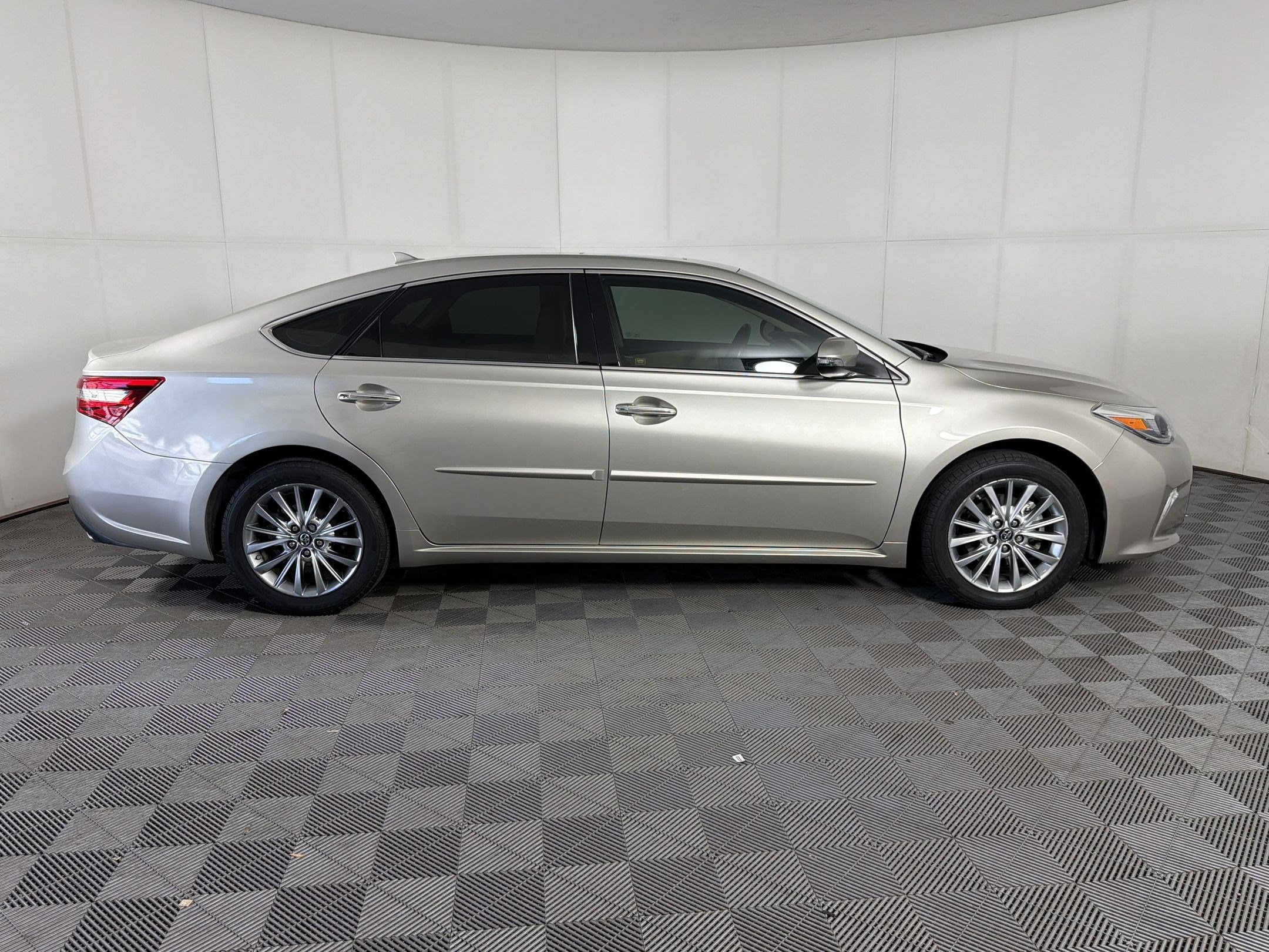 Avalon Limited 4dr Car