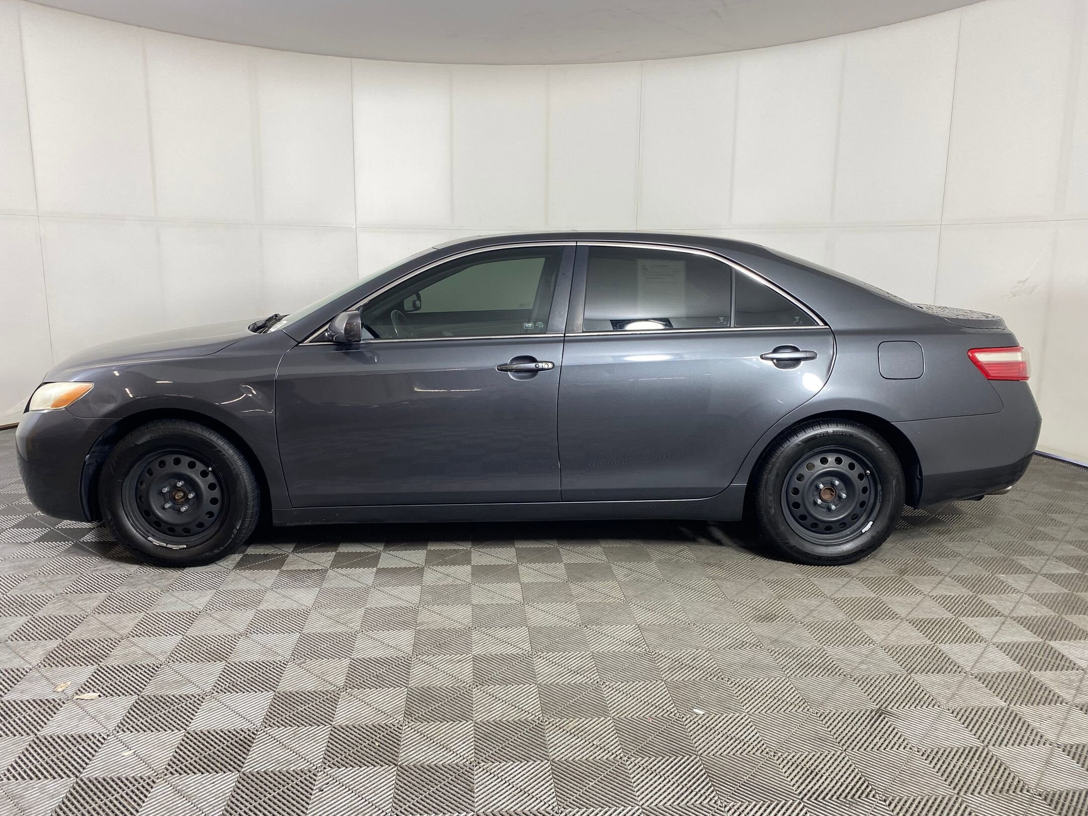 2009 Toyota Camry LE photo 2