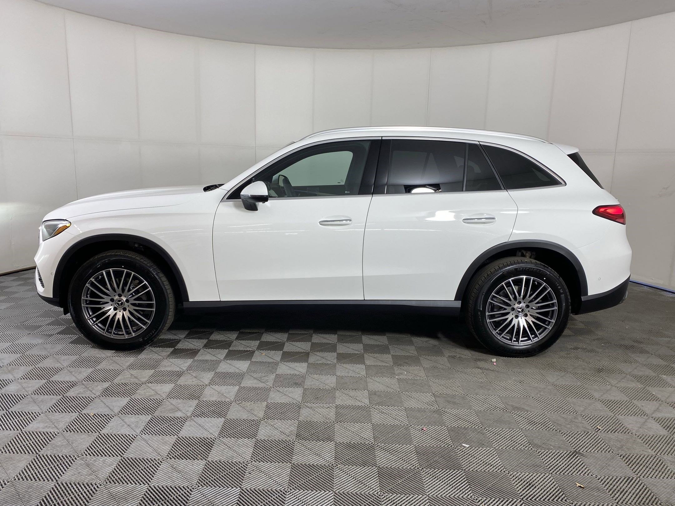 2025 Mercedes Benz GLC 300 4MATIC photo 2