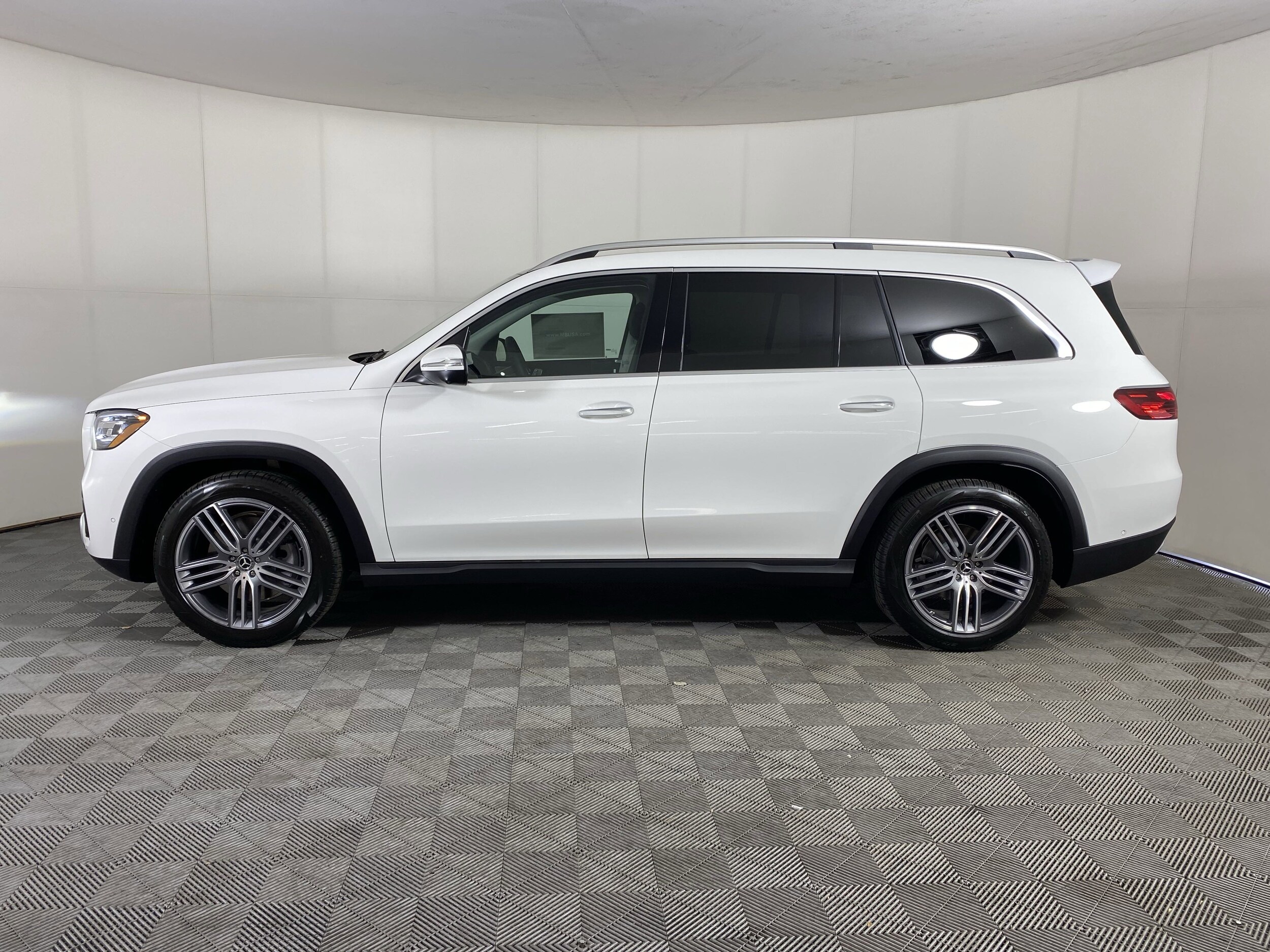 2025 Mercedes Benz GLS 450 4MATIC photo 4