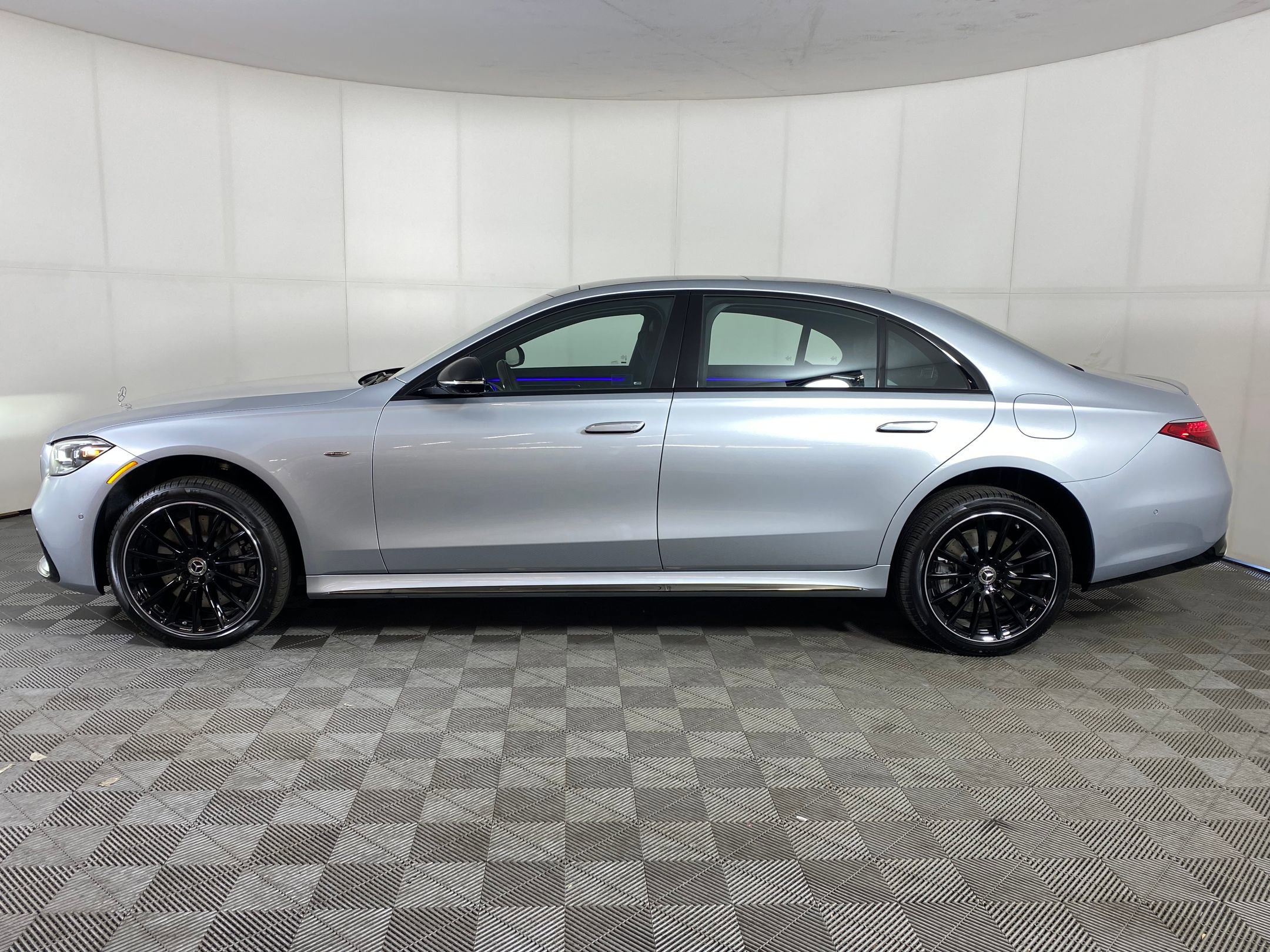 2025 Mercedes Benz S 580e 4MATIC photo 2