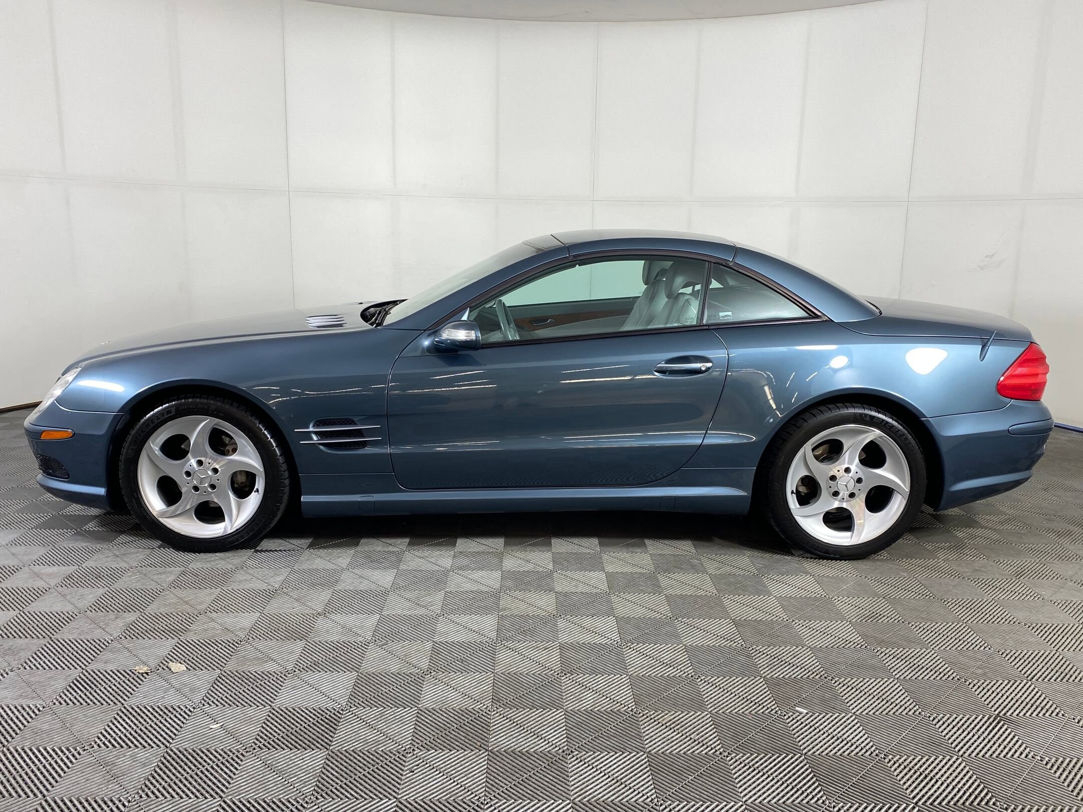 2004 Mercedes Benz SL 500 photo 2