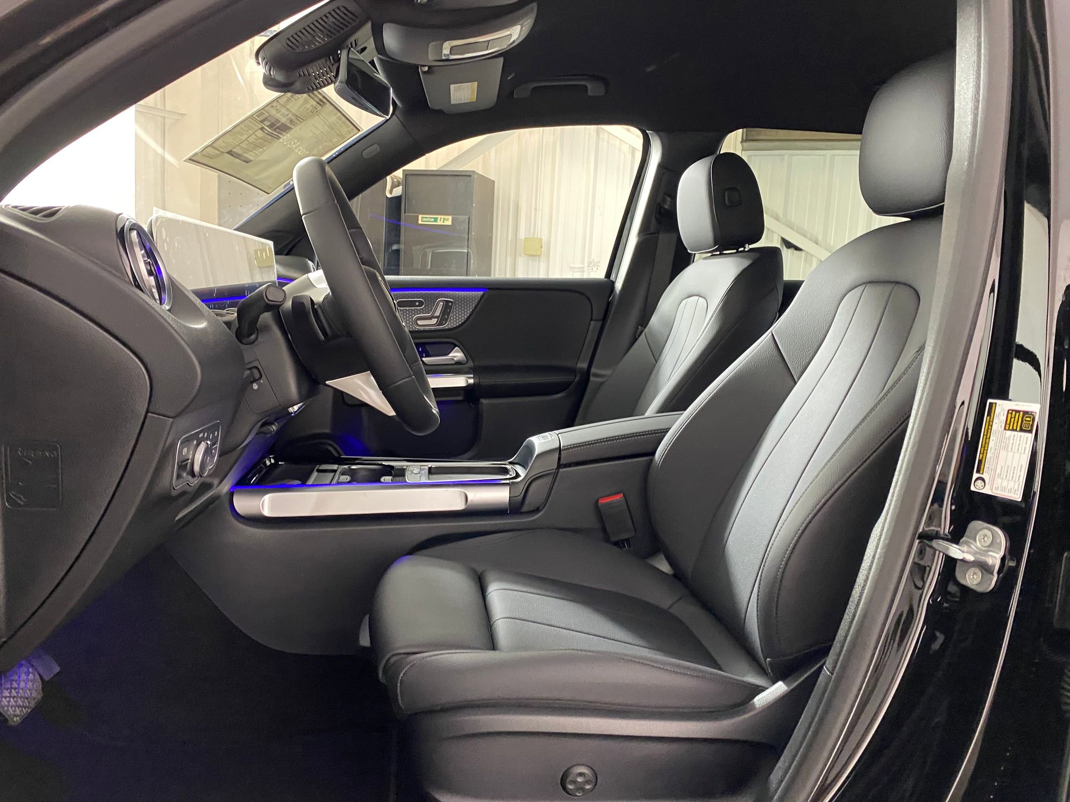 2025 Mercedes Benz GLB 250 4MATIC photo 3