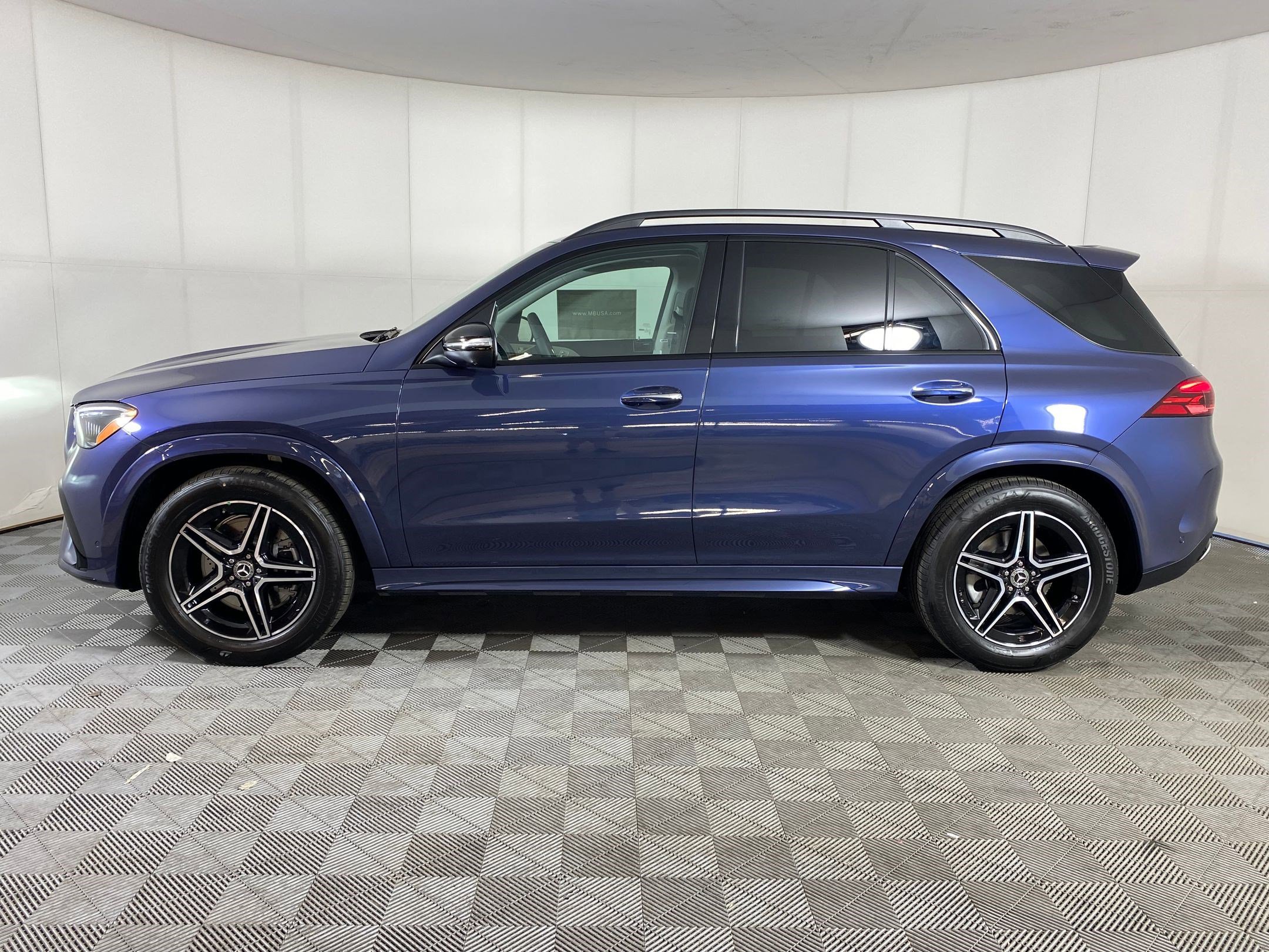 2025 Mercedes Benz GLE 350 4MATIC photo 2