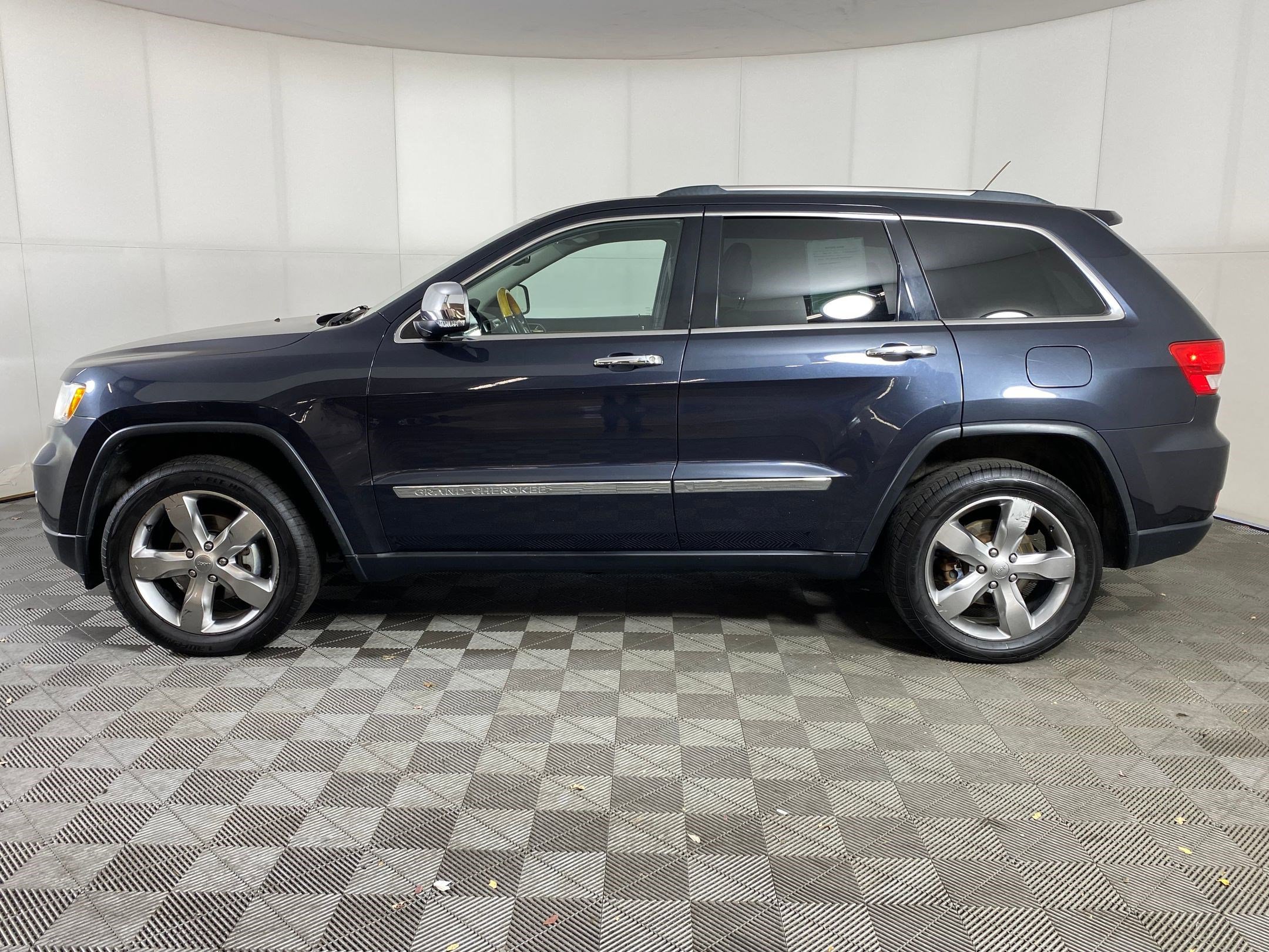 2012 Jeep Grand Cherokee Overland photo 2