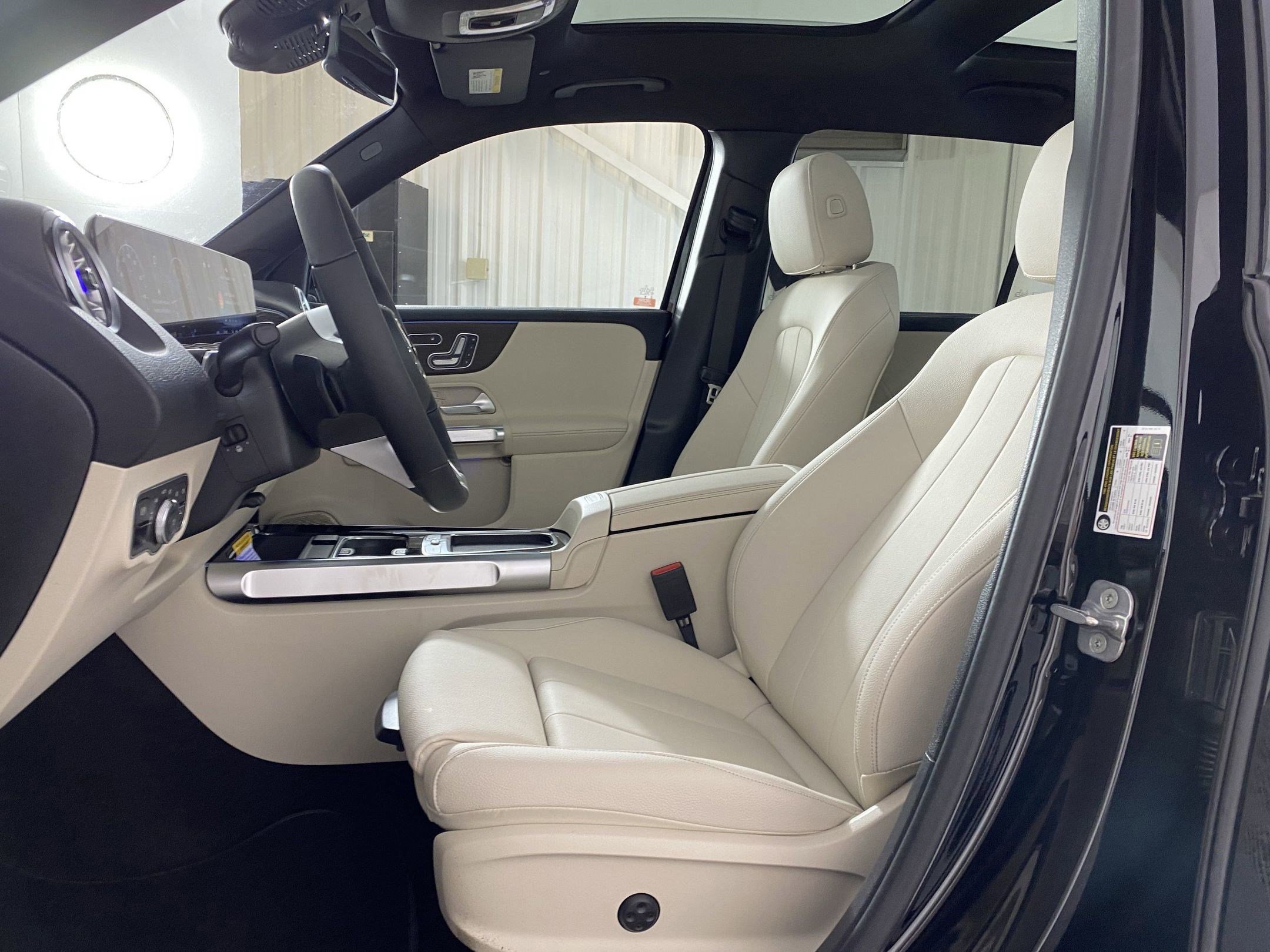 2025 Mercedes Benz GLB 250 4MATIC photo 4