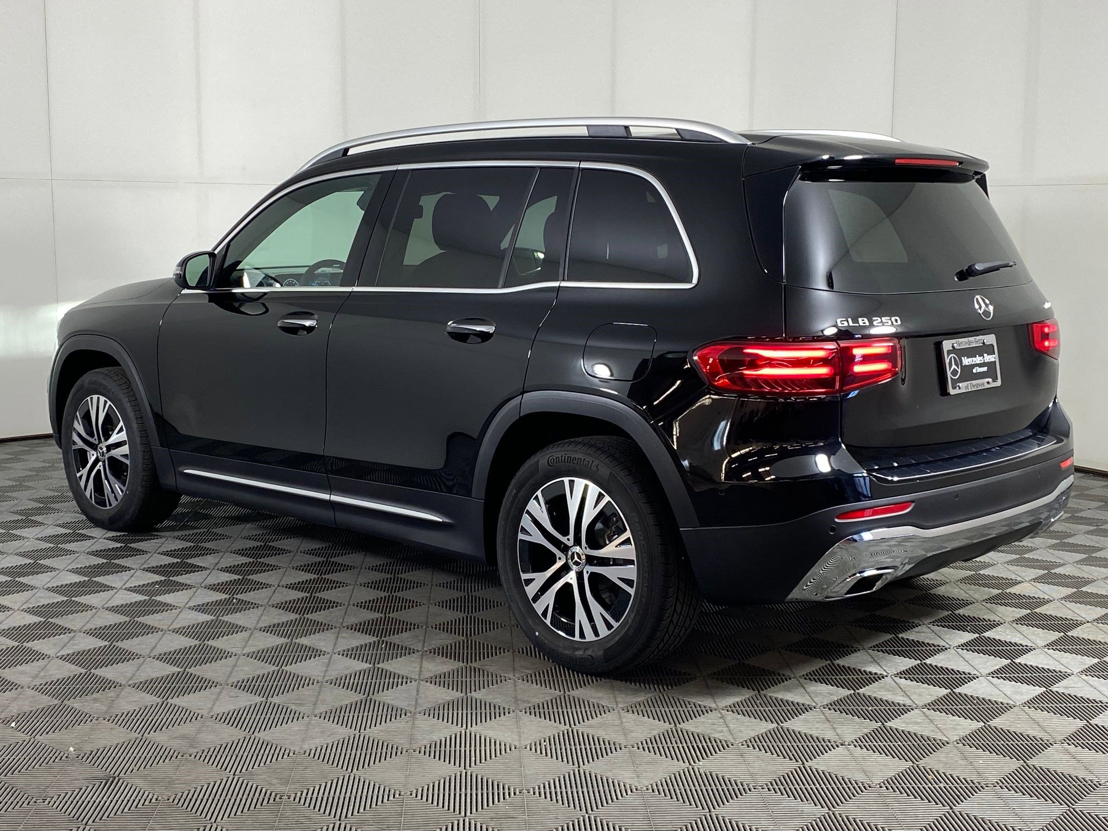 2025 Mercedes Benz GLB 250 4MATIC photo 3