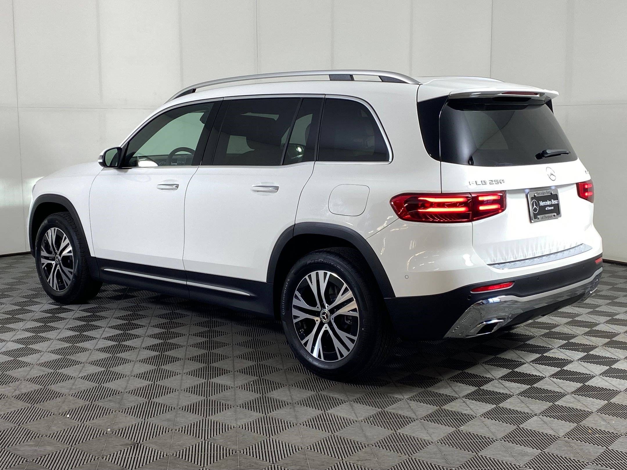 2025 Mercedes Benz GLB 250 4MATIC photo 3