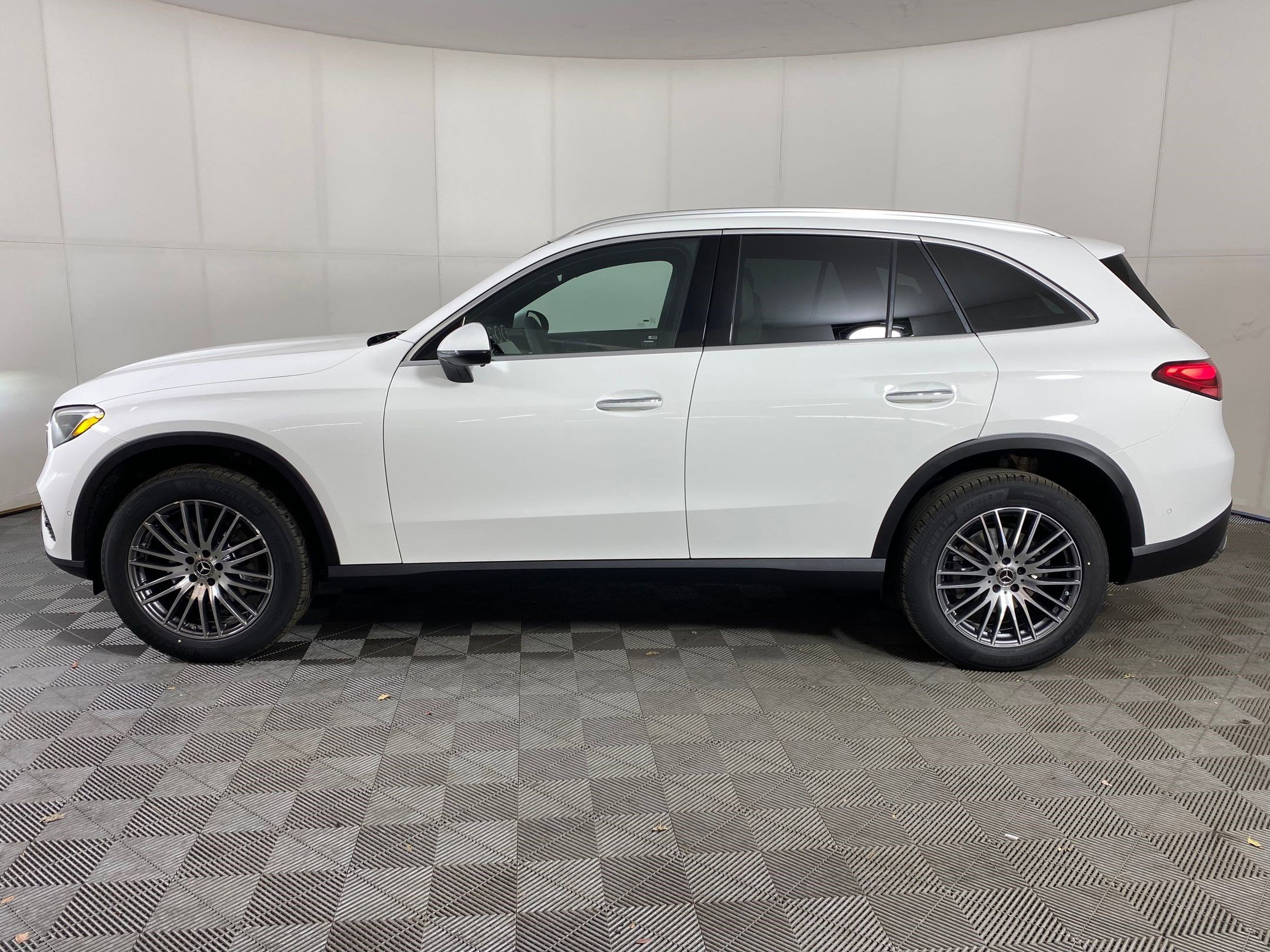 2026 Mercedes Benz GLC 300 4MATIC photo 2