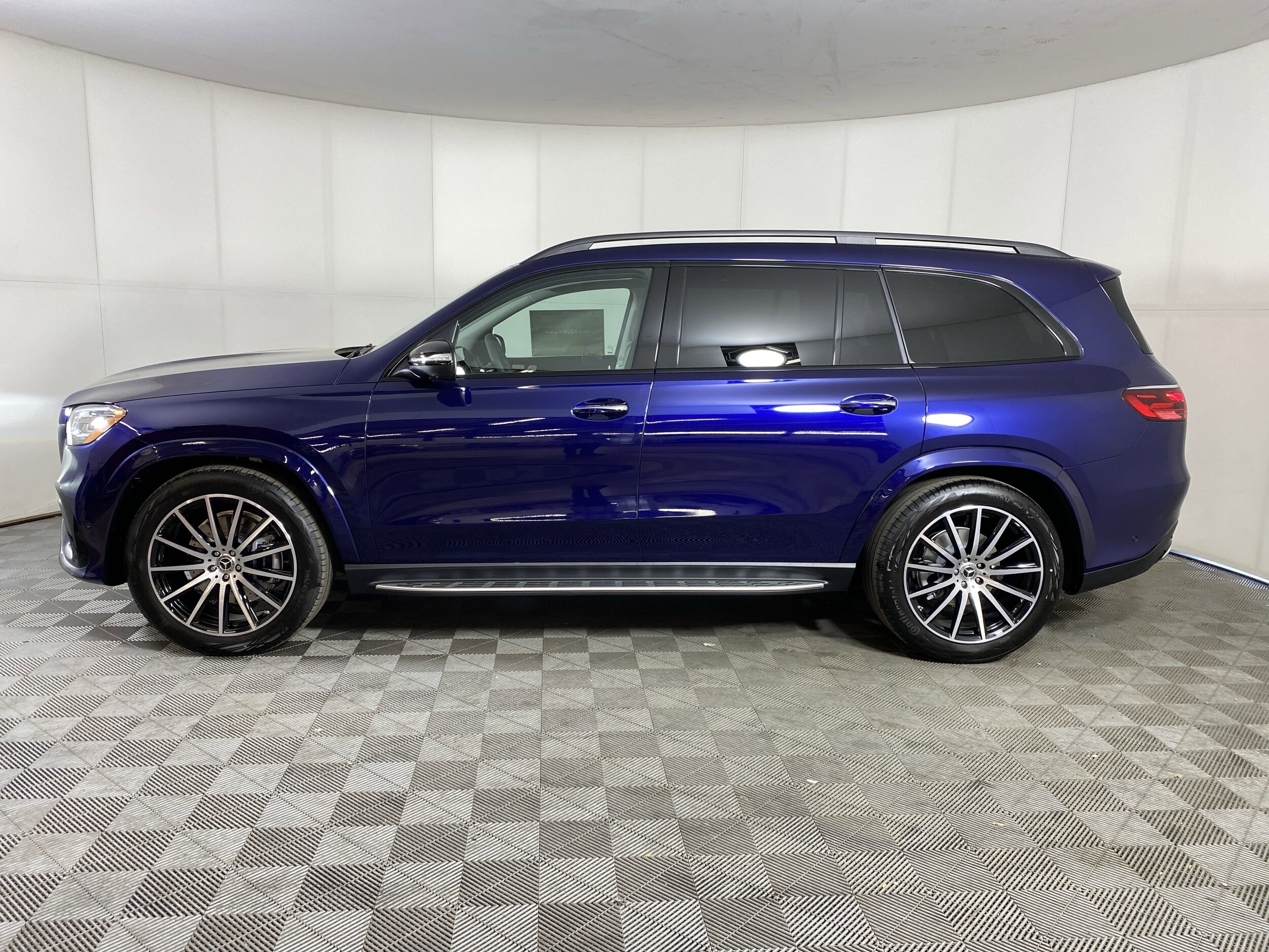 2025 Mercedes Benz GLS 580 4MATIC photo 4