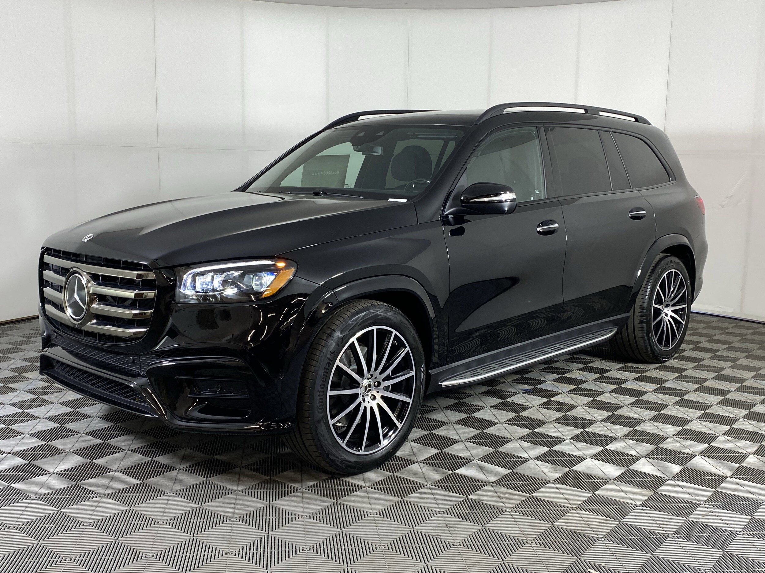 2025 Mercedes Benz GLS 580 4MATIC photo 3