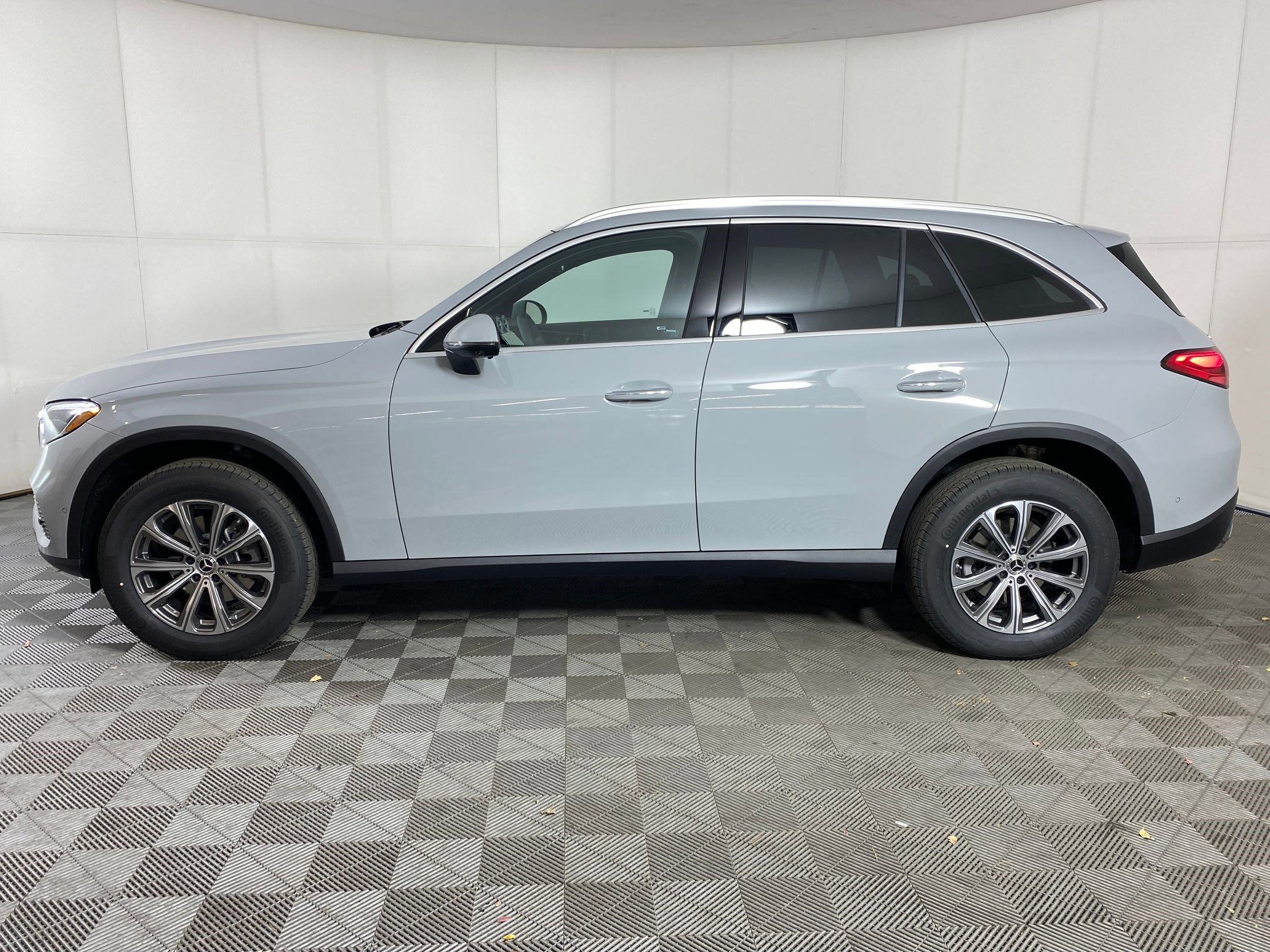 2026 Mercedes Benz GLC 300 4MATIC photo 2